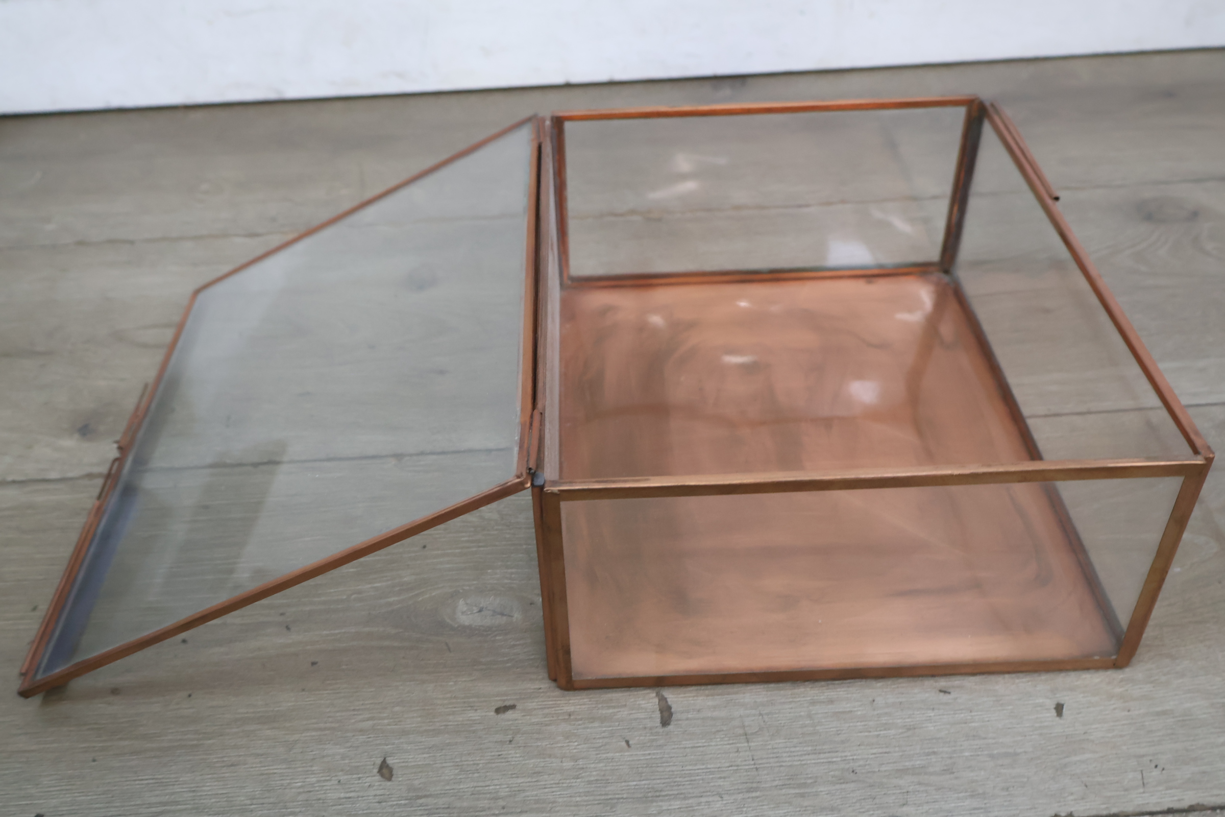 Glazen sieraden-/opbergdoos met koperen frame – foto 4 – kavel bij GSD Auctions, Zoeterwoude