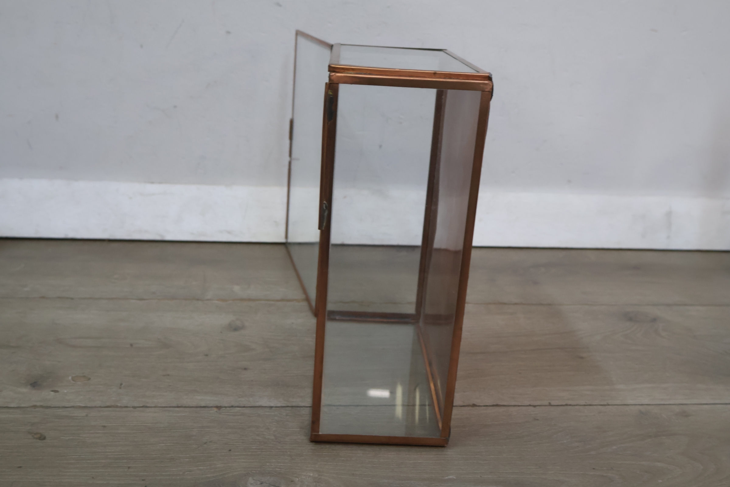 Glazen sieraden-/opbergdoos met koperen frame – foto 6 – kavel bij GSD Auctions, Zoeterwoude
