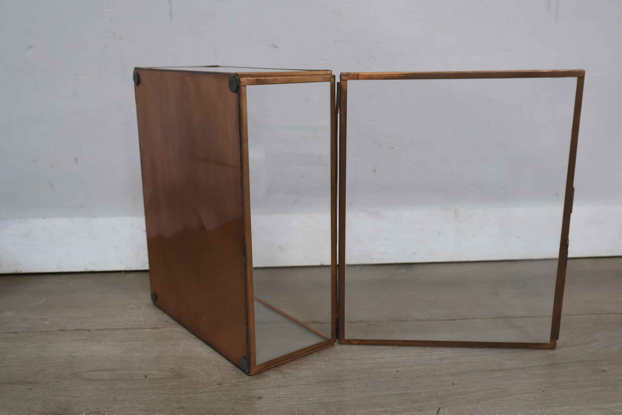Glazen sieraden-/opbergdoos met koperen frame – foto 8 – kavel bij GSD Auctions, Zoeterwoude