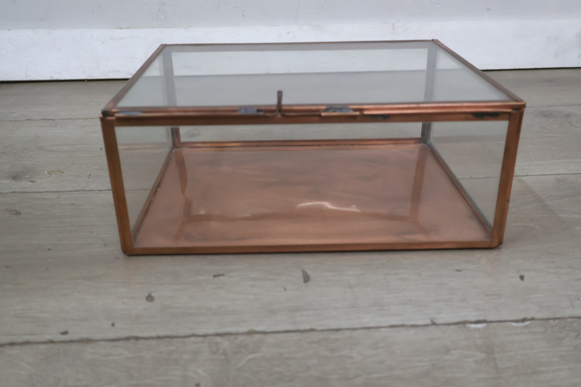 Glazen sieraden-/opbergdoos met koperen frame – foto 10 – kavel bij GSD Auctions, Zoeterwoude