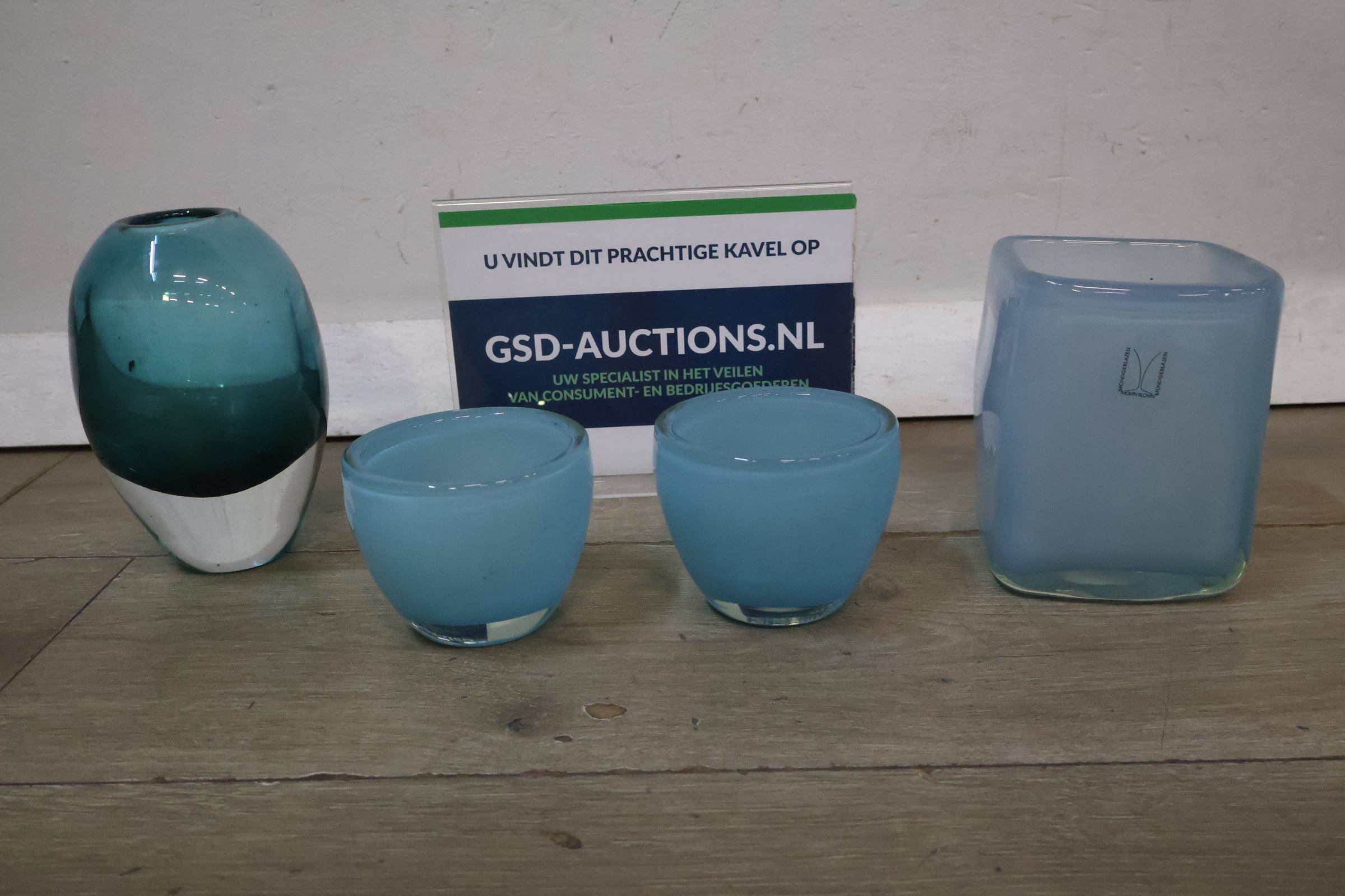 Set van 4 blauwe glazen vazen – foto 2 – kavel bij GSD Auctions, Zoeterwoude