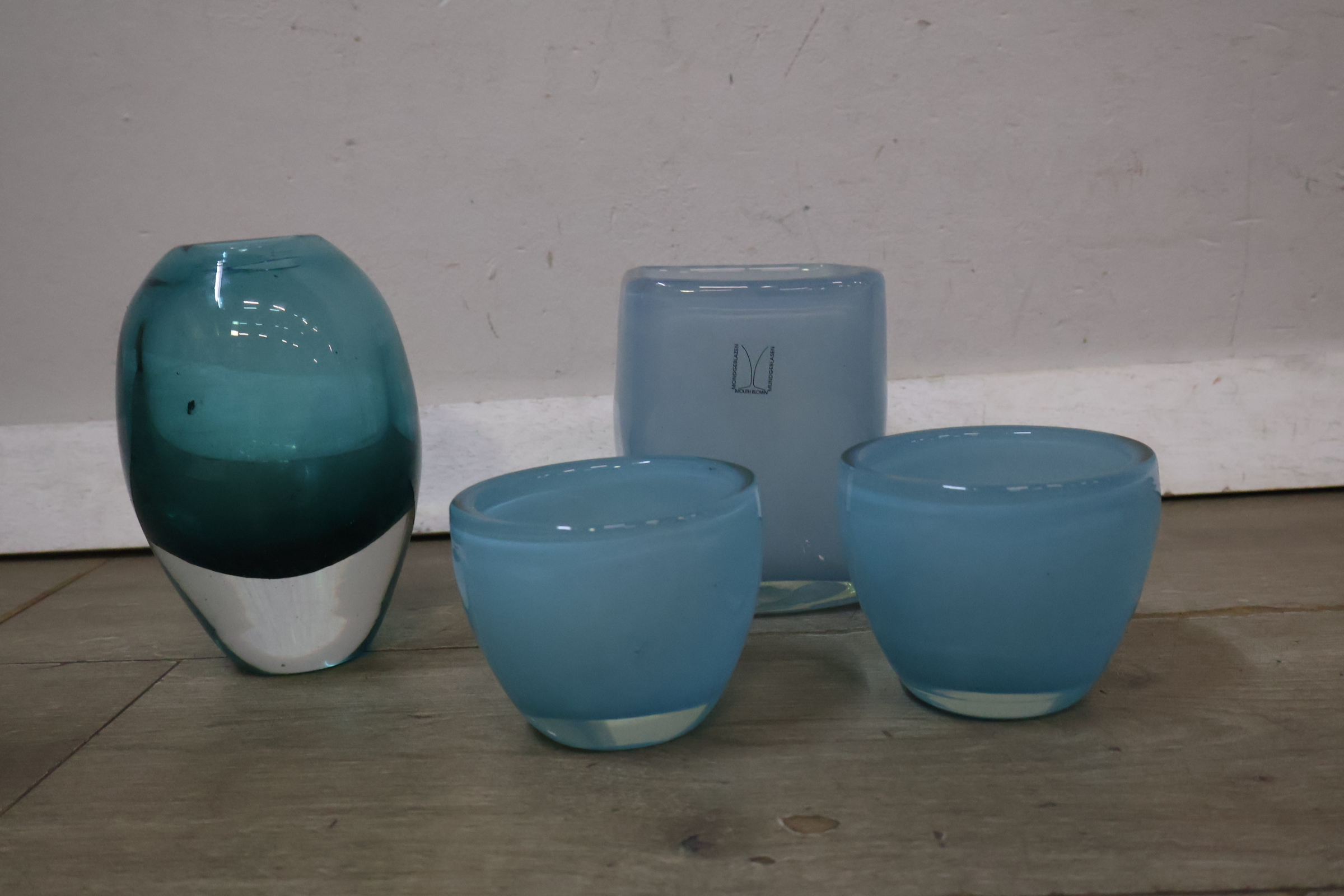 Set van 4 blauwe glazen vazen – foto 3 – kavel bij GSD Auctions, Zoeterwoude