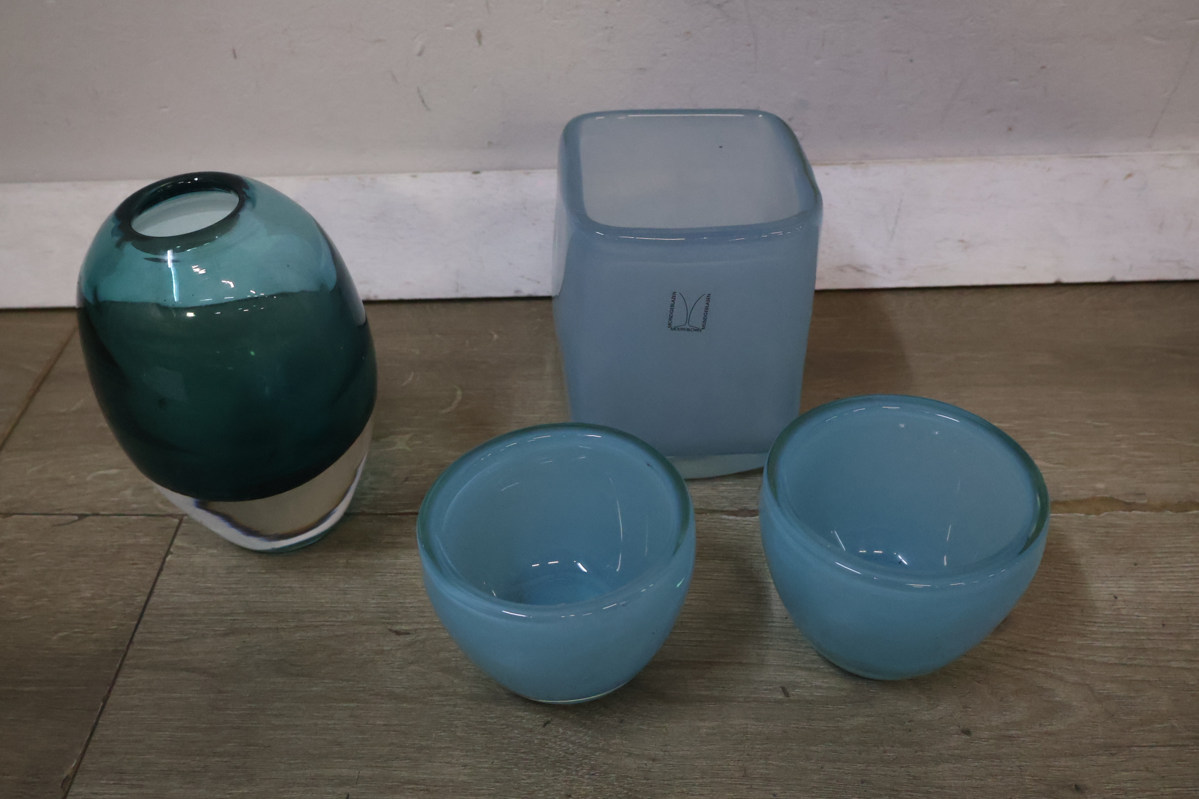 Set van 4 blauwe glazen vazen – foto 4 – kavel bij GSD Auctions, Zoeterwoude