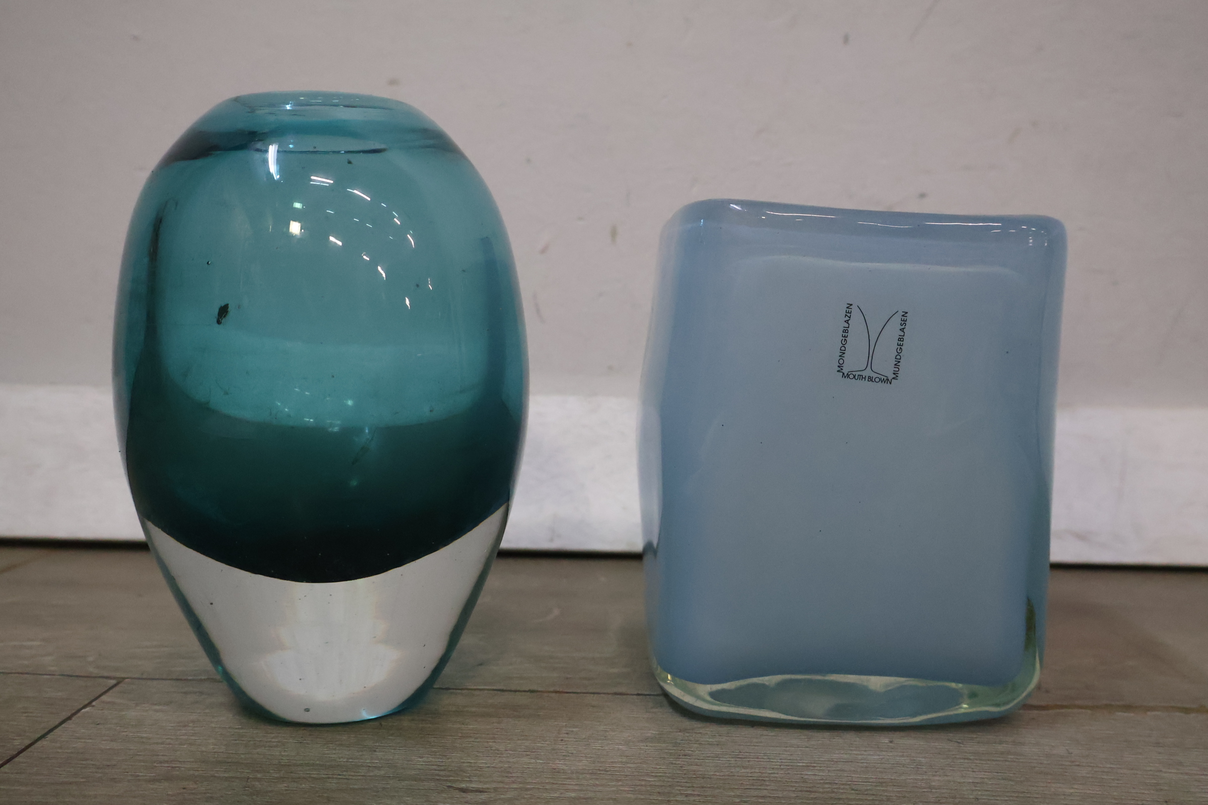 Set van 4 blauwe glazen vazen – foto 7 – kavel bij GSD Auctions, Zoeterwoude