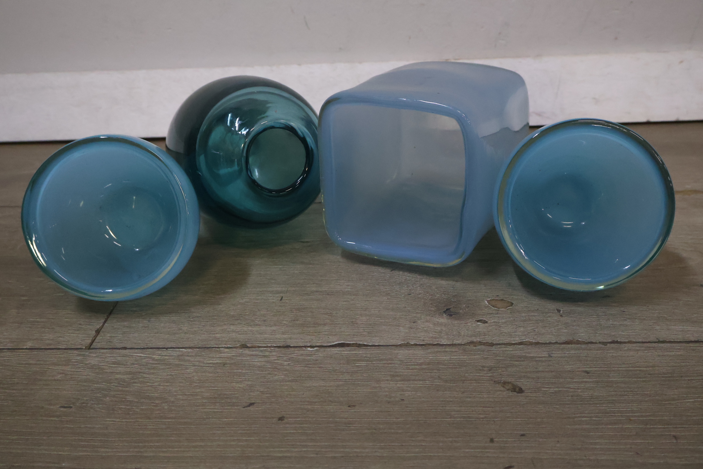 Set van 4 blauwe glazen vazen – foto 9 – kavel bij GSD Auctions, Zoeterwoude
