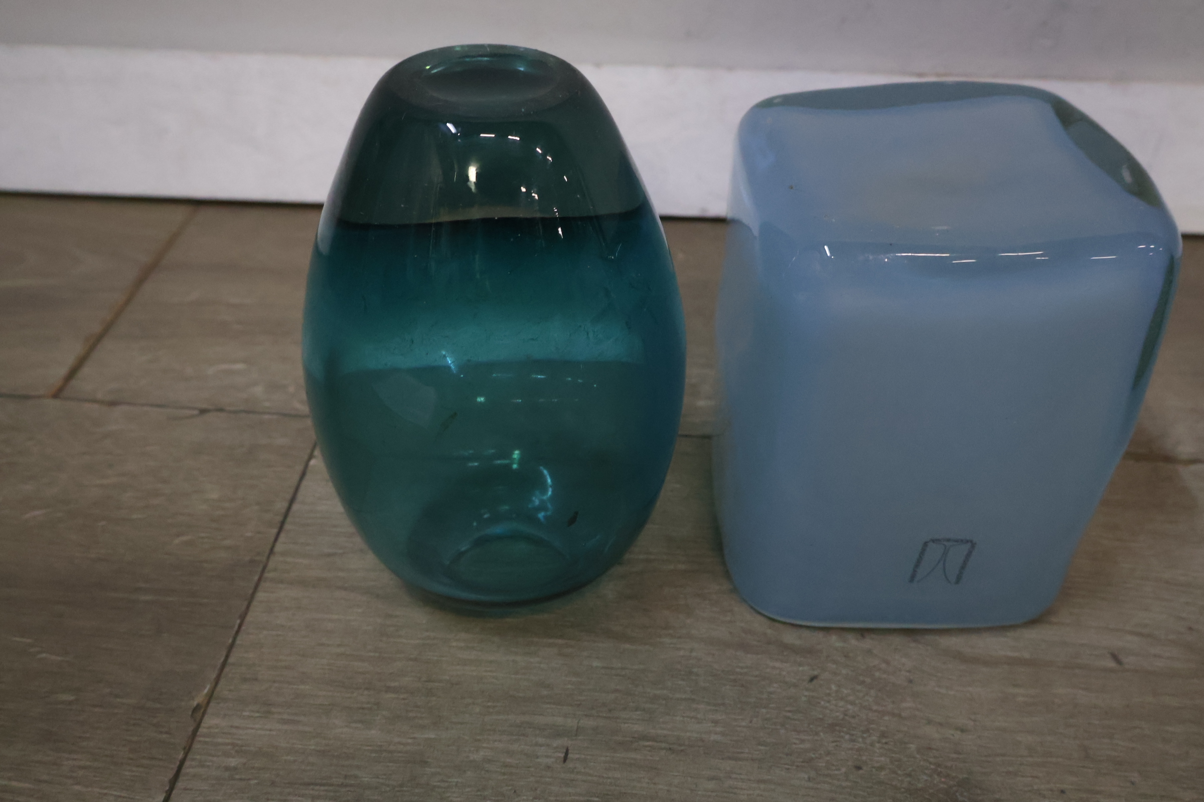 Set van 4 blauwe glazen vazen – foto 10 – kavel bij GSD Auctions, Zoeterwoude