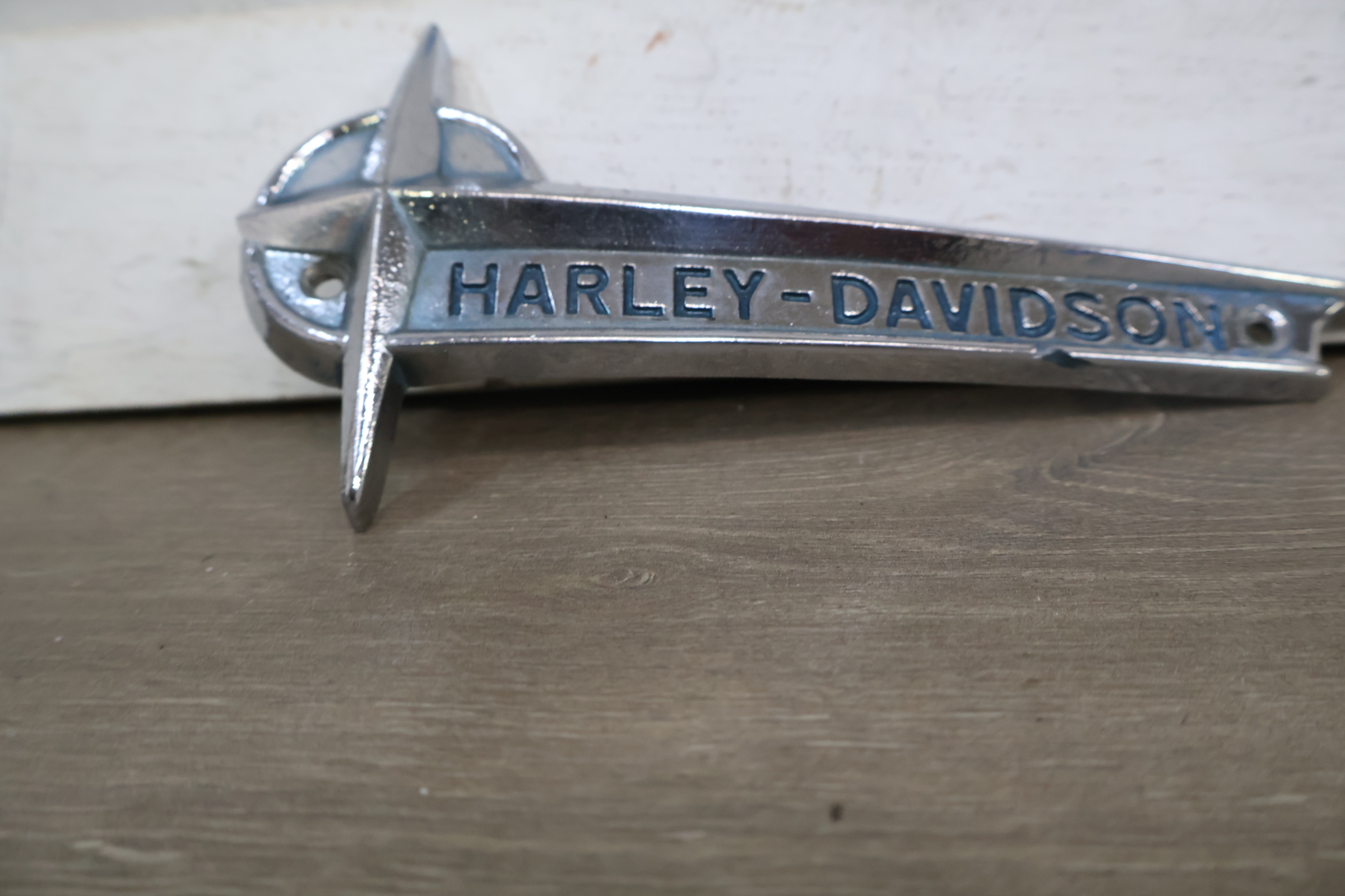 Harley-Davidson chromen motorembleem – foto 4 – kavel bij GSD Auctions, Zoeterwoude
