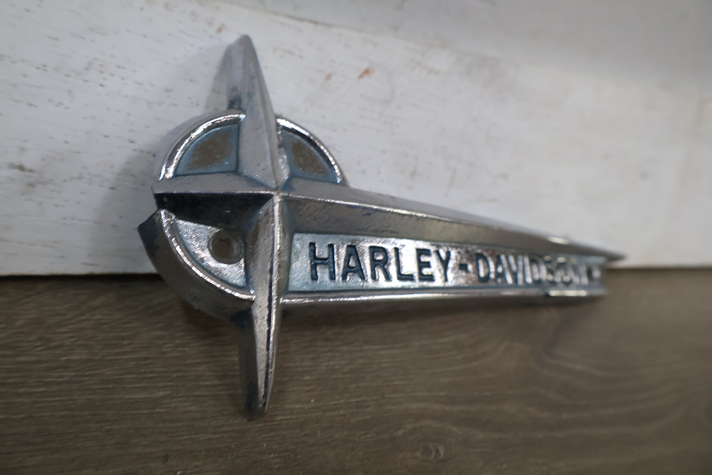 Harley-Davidson chromen motorembleem – foto 6 – kavel bij GSD Auctions, Zoeterwoude