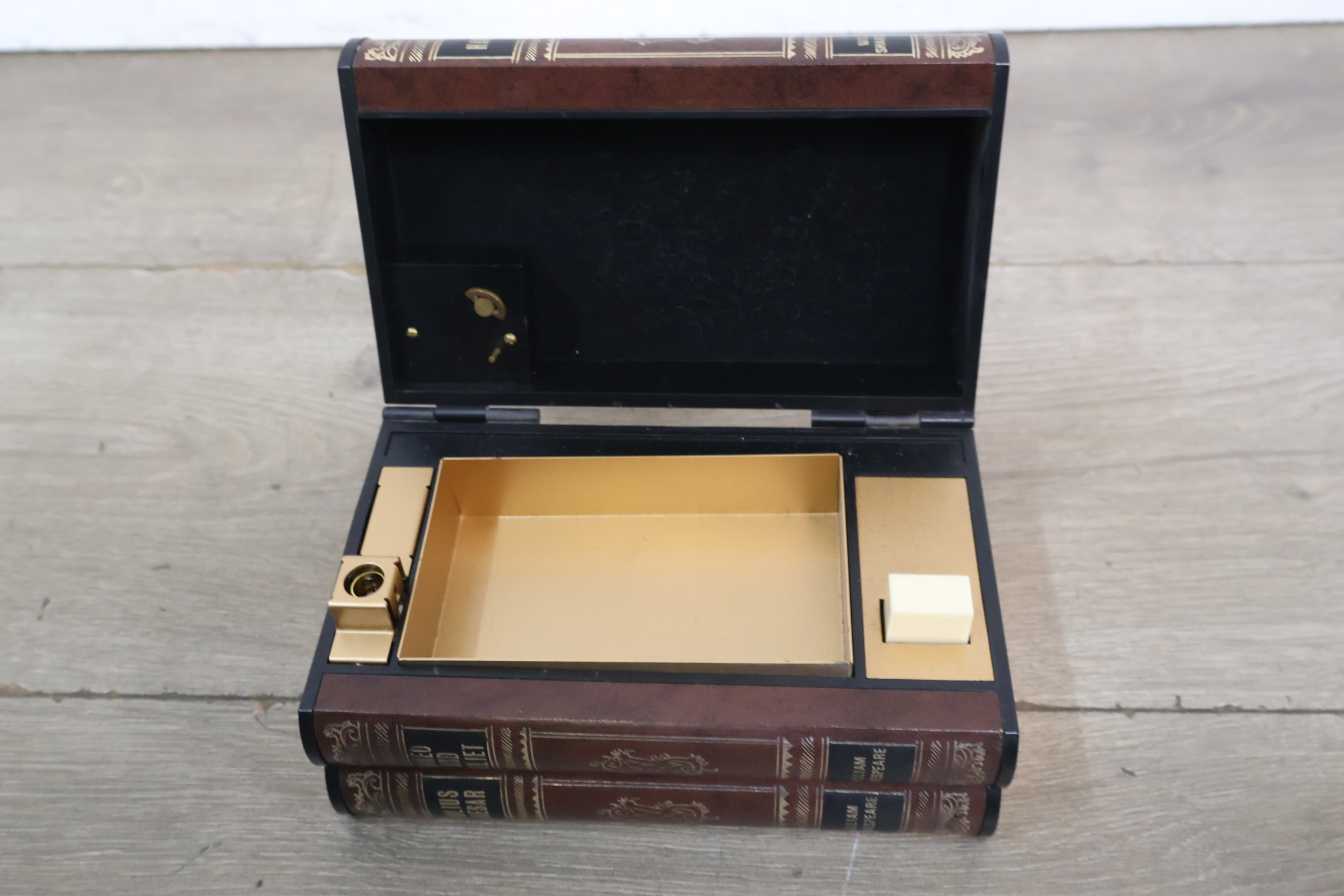 Verborgen opbergdoos voor tabakswaren – foto 3 – kavel bij GSD Auctions, Zoeterwoude