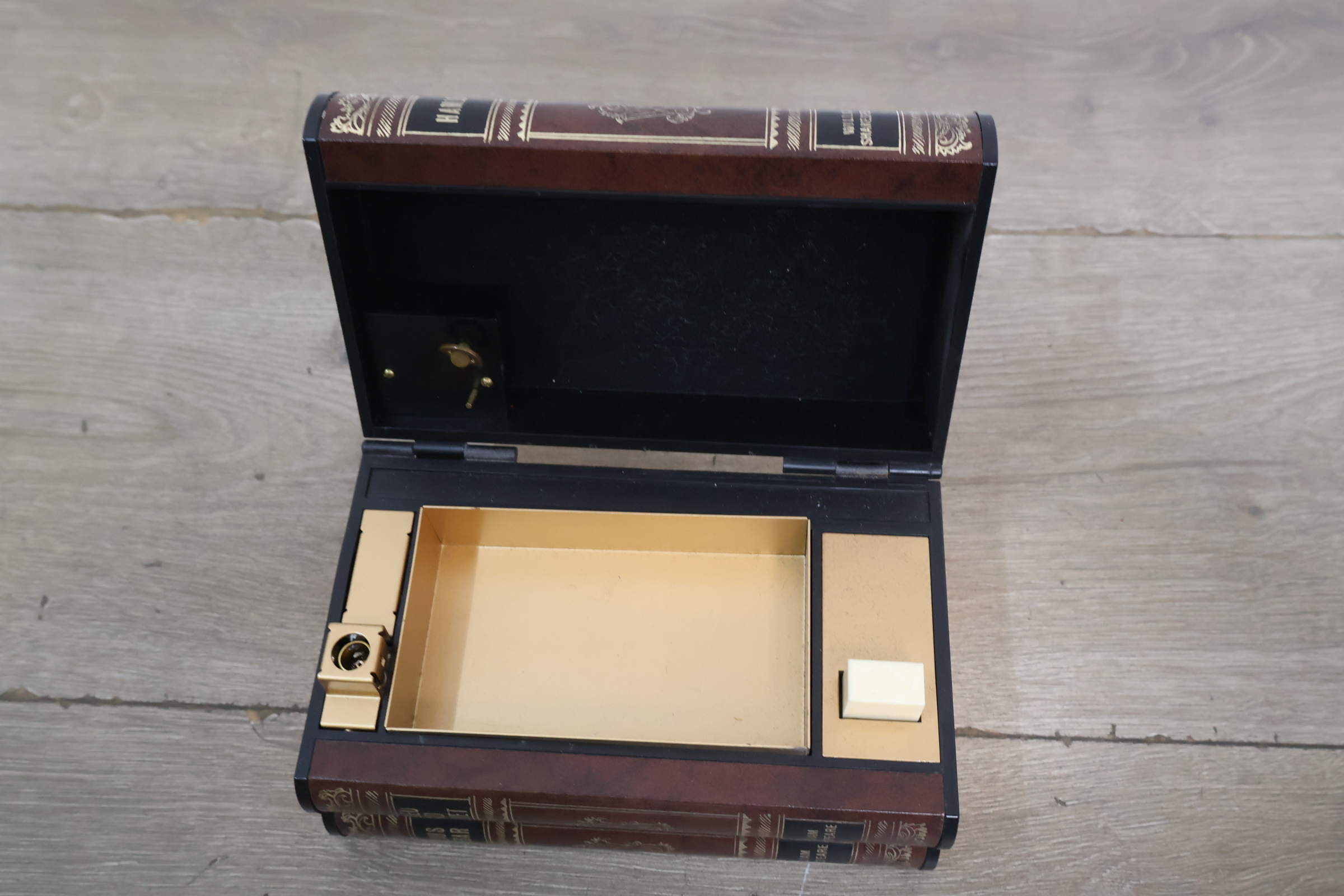 Verborgen opbergdoos voor tabakswaren – foto 4 – kavel bij GSD Auctions, Zoeterwoude