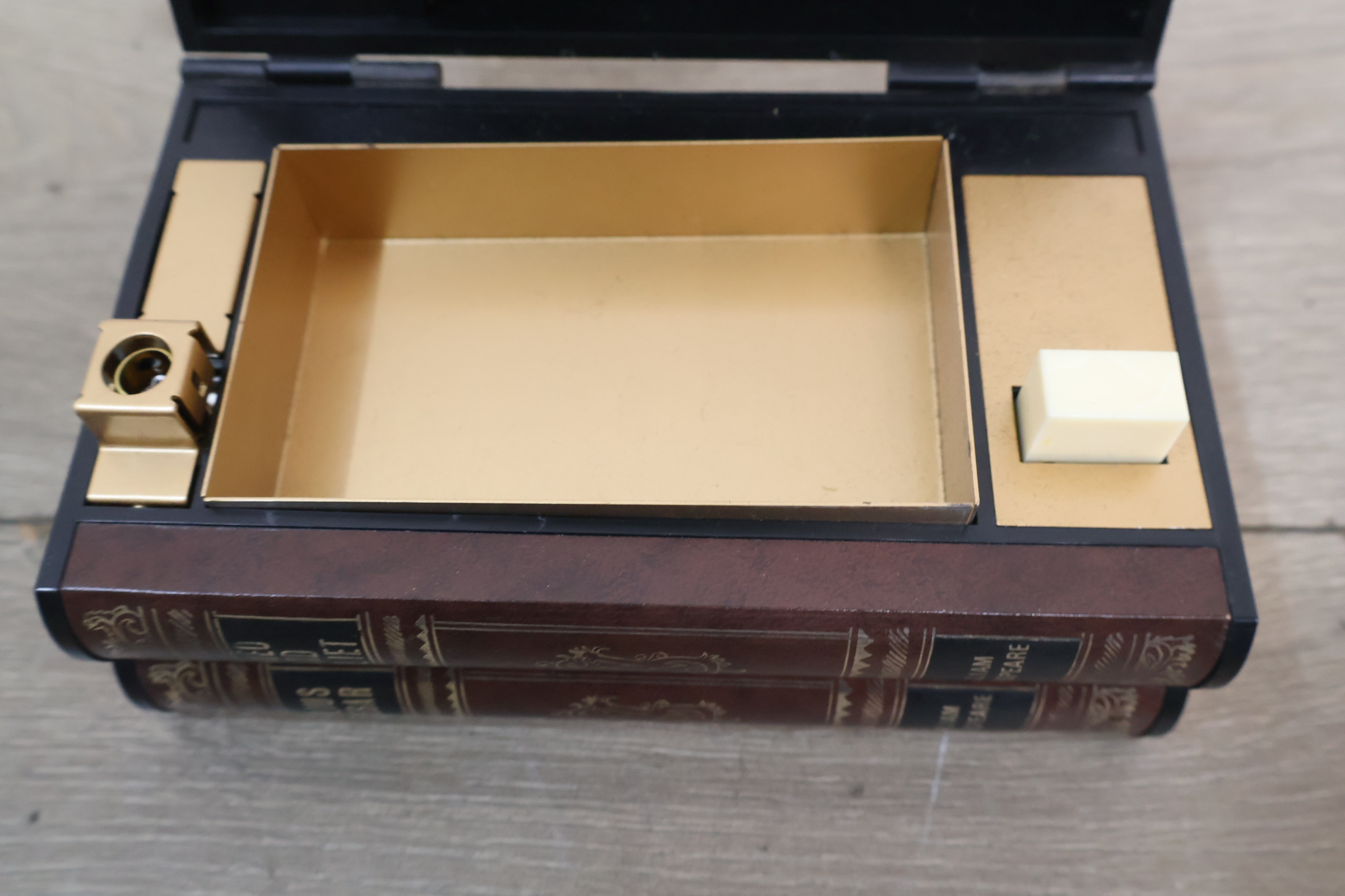Verborgen opbergdoos voor tabakswaren – foto 6 – kavel bij GSD Auctions, Zoeterwoude