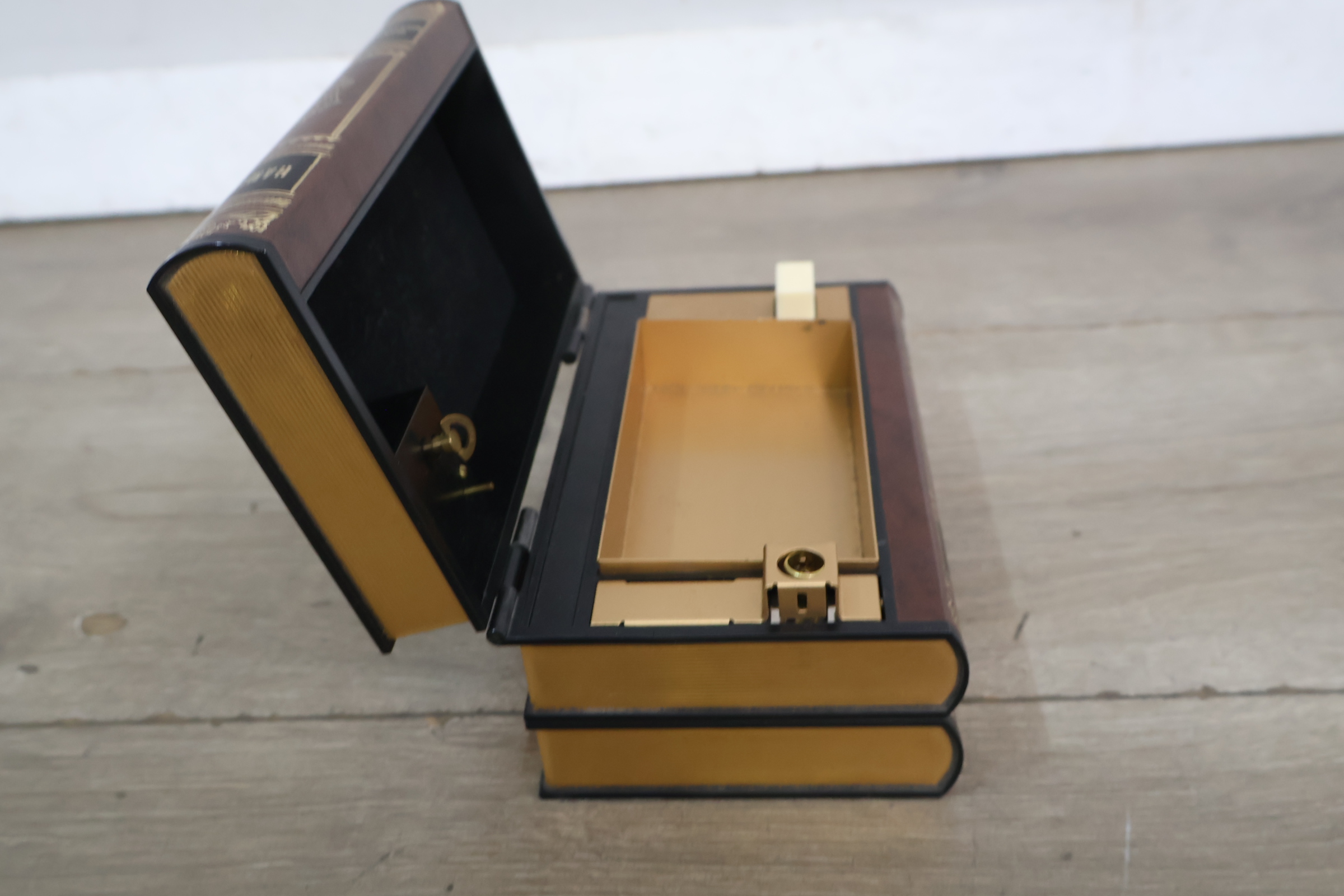 Verborgen opbergdoos voor tabakswaren – foto 7 – kavel bij GSD Auctions, Zoeterwoude