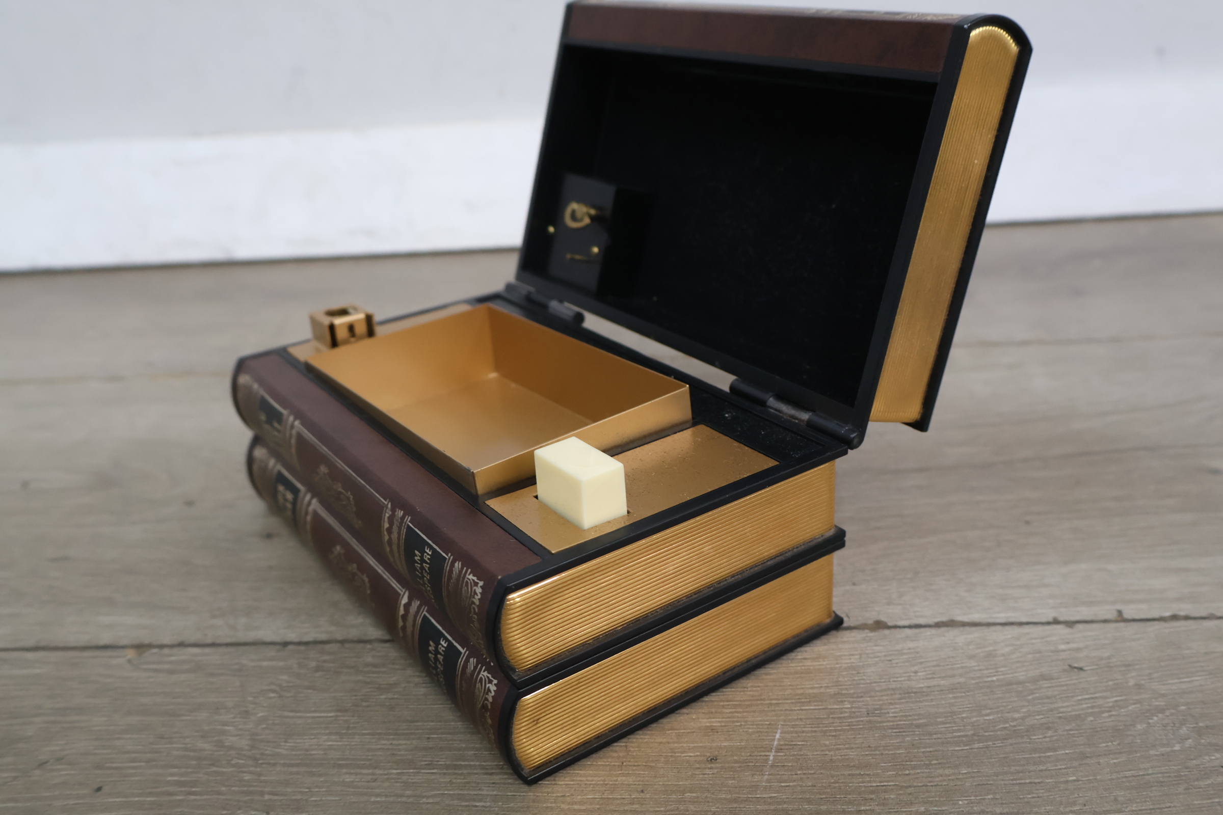 Verborgen opbergdoos voor tabakswaren – foto 9 – kavel bij GSD Auctions, Zoeterwoude