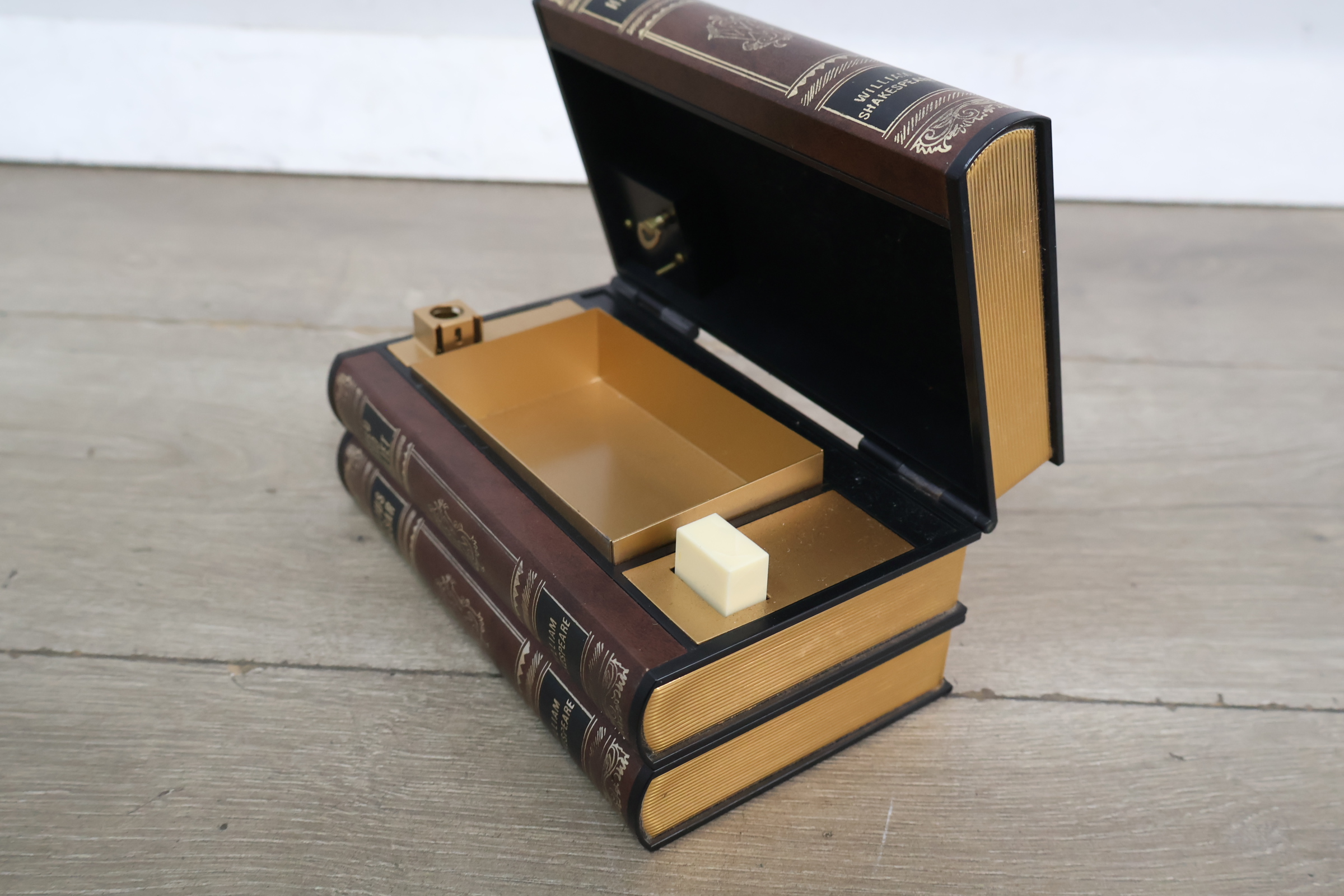 Verborgen opbergdoos voor tabakswaren – foto 10 – kavel bij GSD Auctions, Zoeterwoude