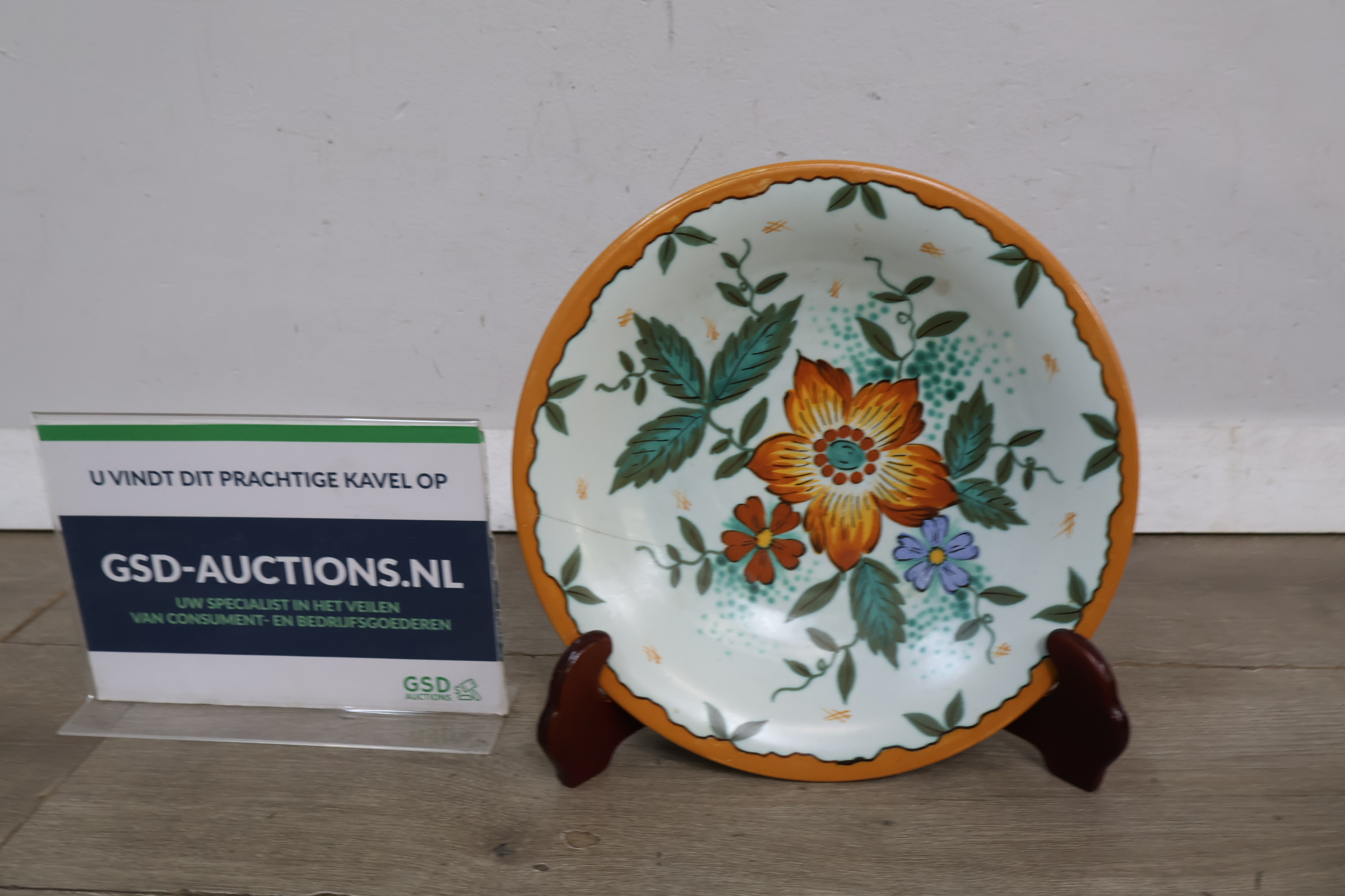 Decoratief bord met bloemmotief - Wally K.D.Z. Holland – foto 2 – kavel bij GSD Auctions, Zoeterwoude
