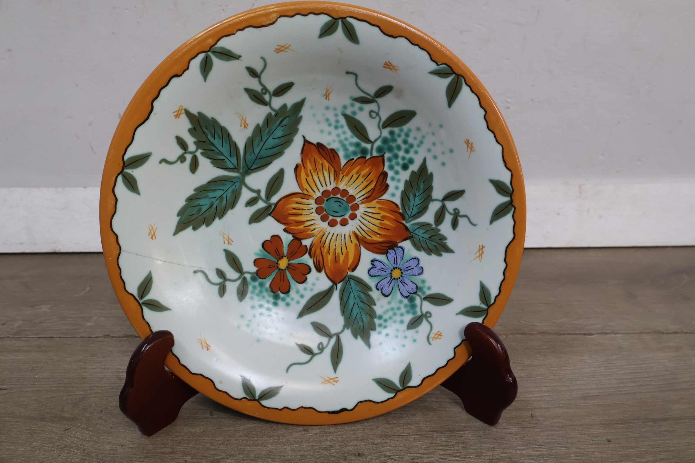 Decoratief bord met bloemmotief - Wally K.D.Z. Holland – foto 3 – kavel bij GSD Auctions, Zoeterwoude