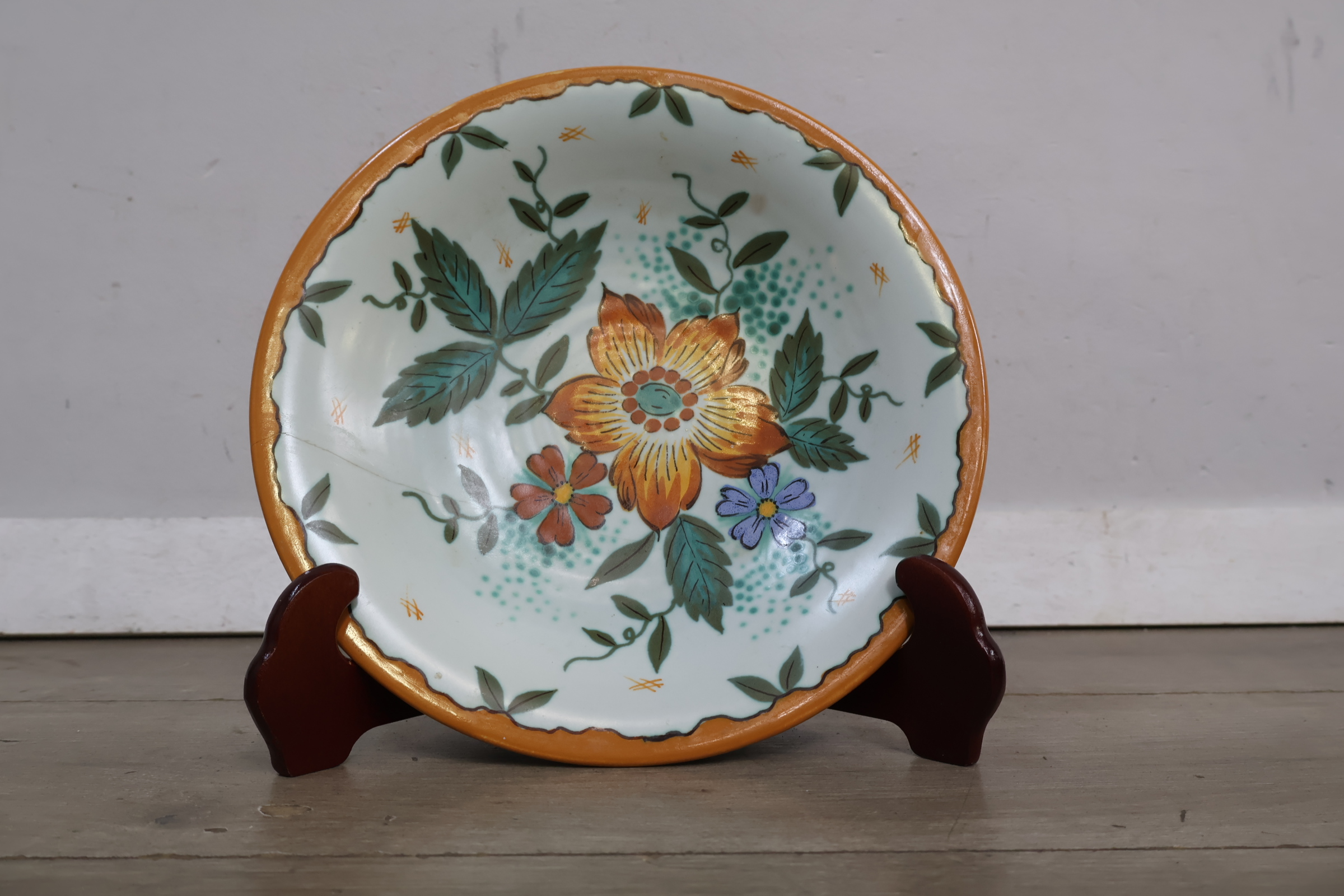 Decoratief bord met bloemmotief - Wally K.D.Z. Holland – foto 4 – kavel bij GSD Auctions, Zoeterwoude