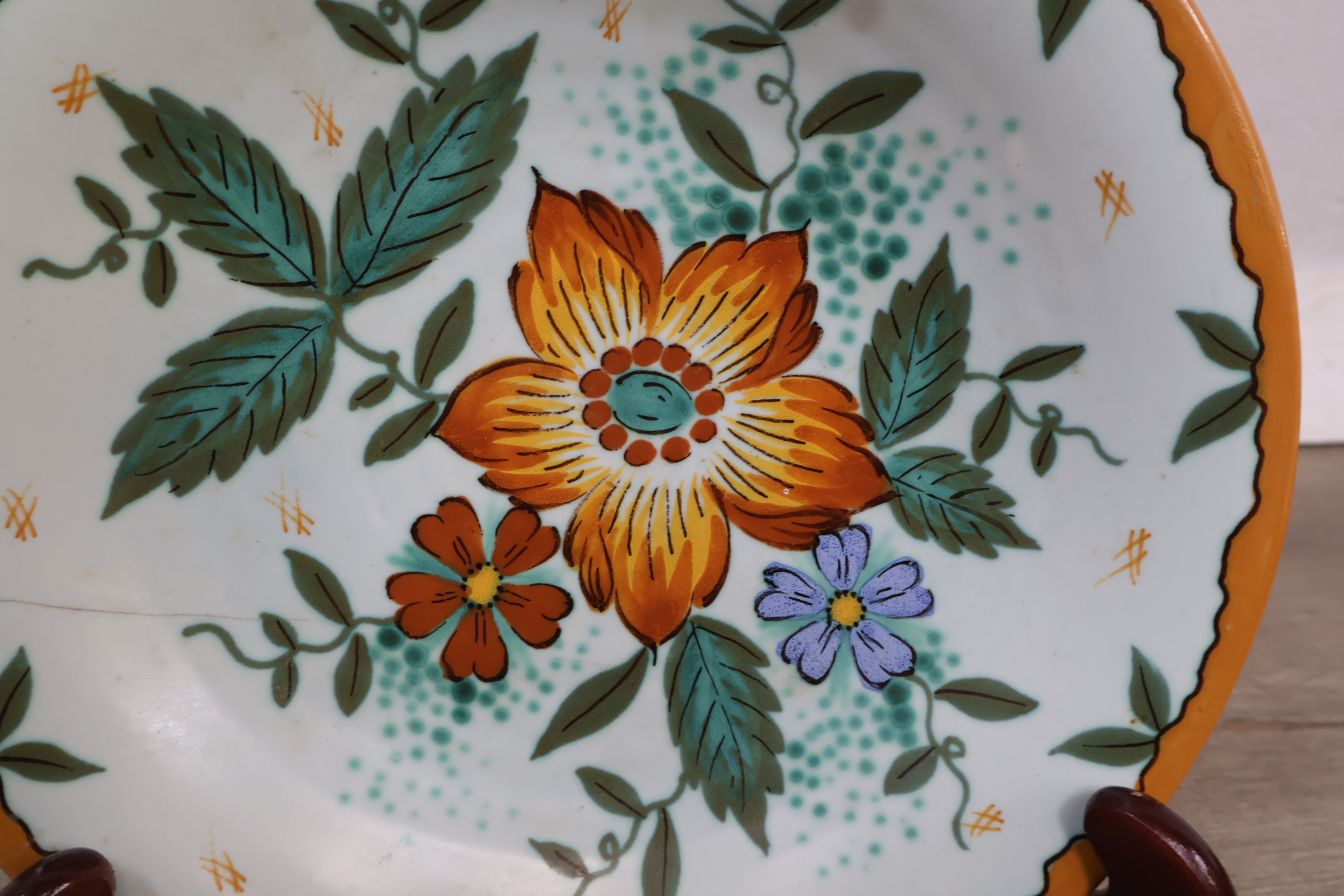 Decoratief bord met bloemmotief - Wally K.D.Z. Holland – foto 5 – kavel bij GSD Auctions, Zoeterwoude