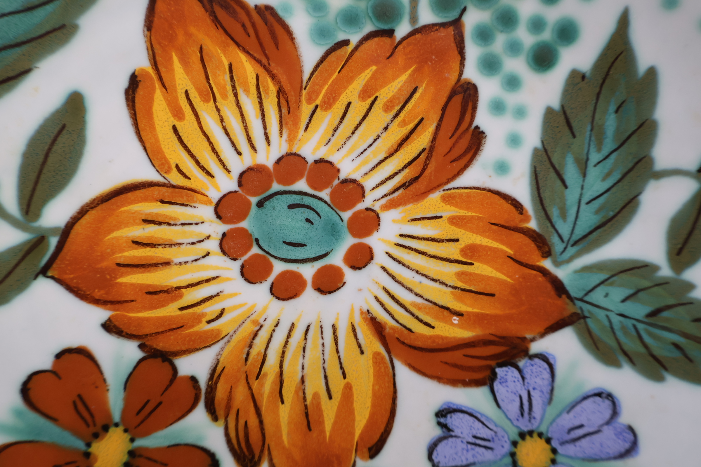 Decoratief bord met bloemmotief - Wally K.D.Z. Holland – foto 6 – kavel bij GSD Auctions, Zoeterwoude