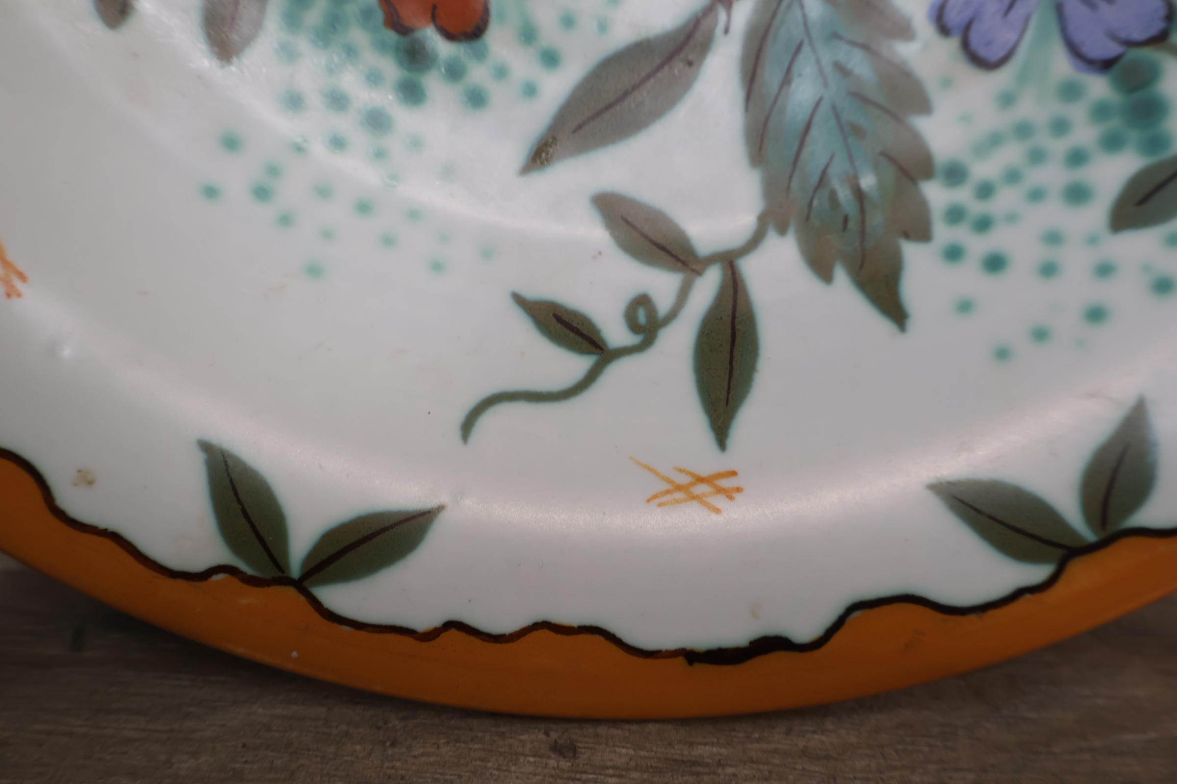 Decoratief bord met bloemmotief - Wally K.D.Z. Holland – foto 7 – kavel bij GSD Auctions, Zoeterwoude