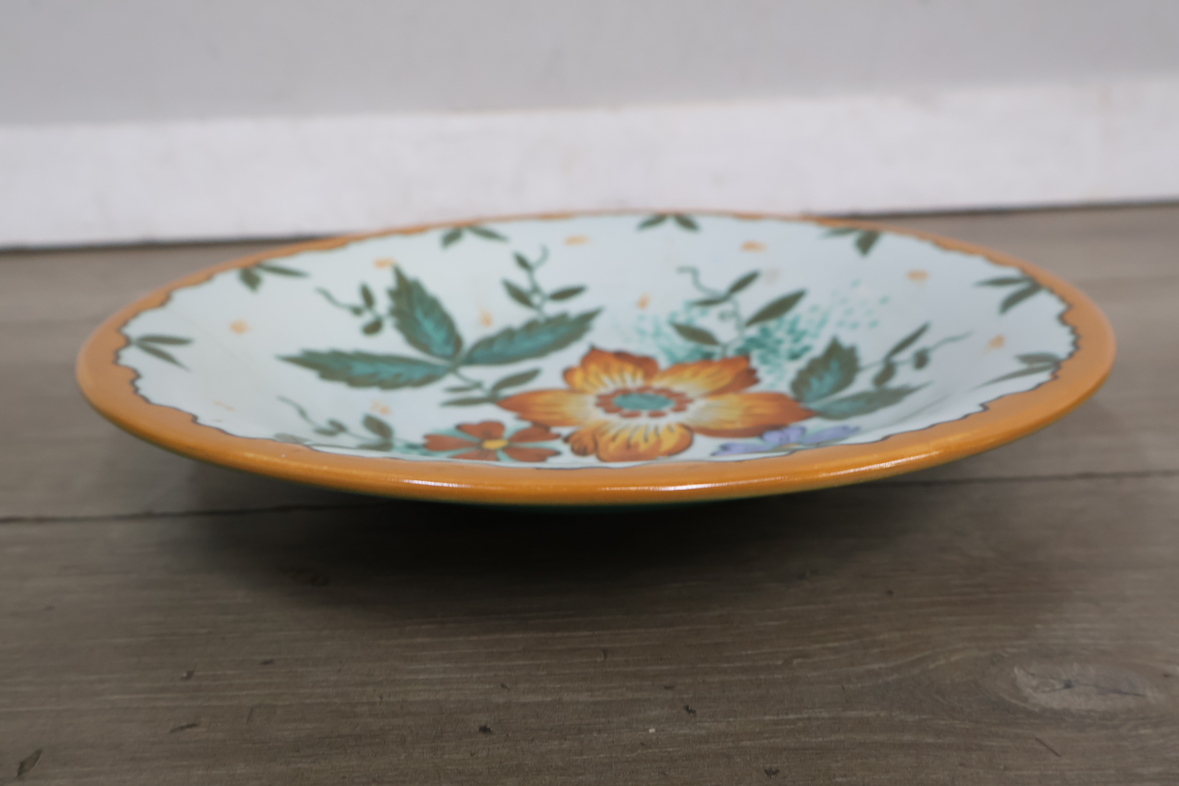 Decoratief bord met bloemmotief - Wally K.D.Z. Holland – foto 10 – kavel bij GSD Auctions, Zoeterwoude