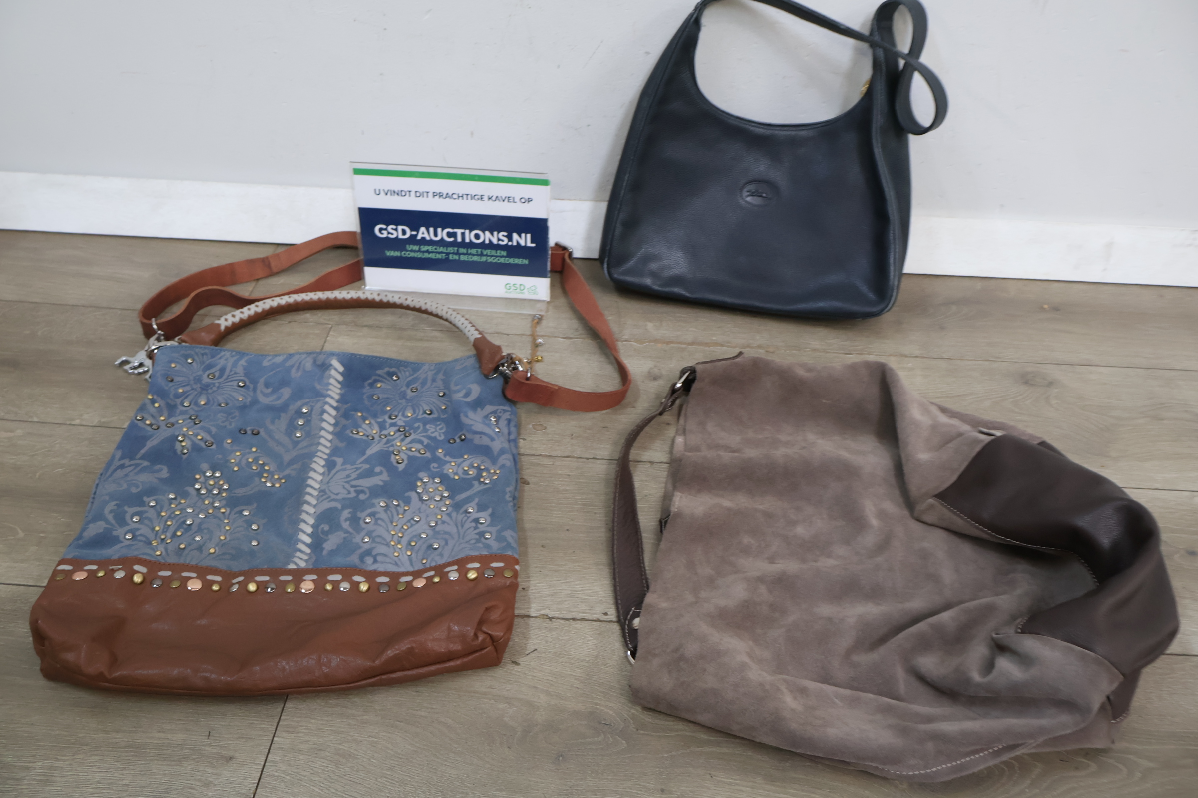 Drie diverse damestassen – foto 2 – kavel bij GSD Auctions, Zoeterwoude