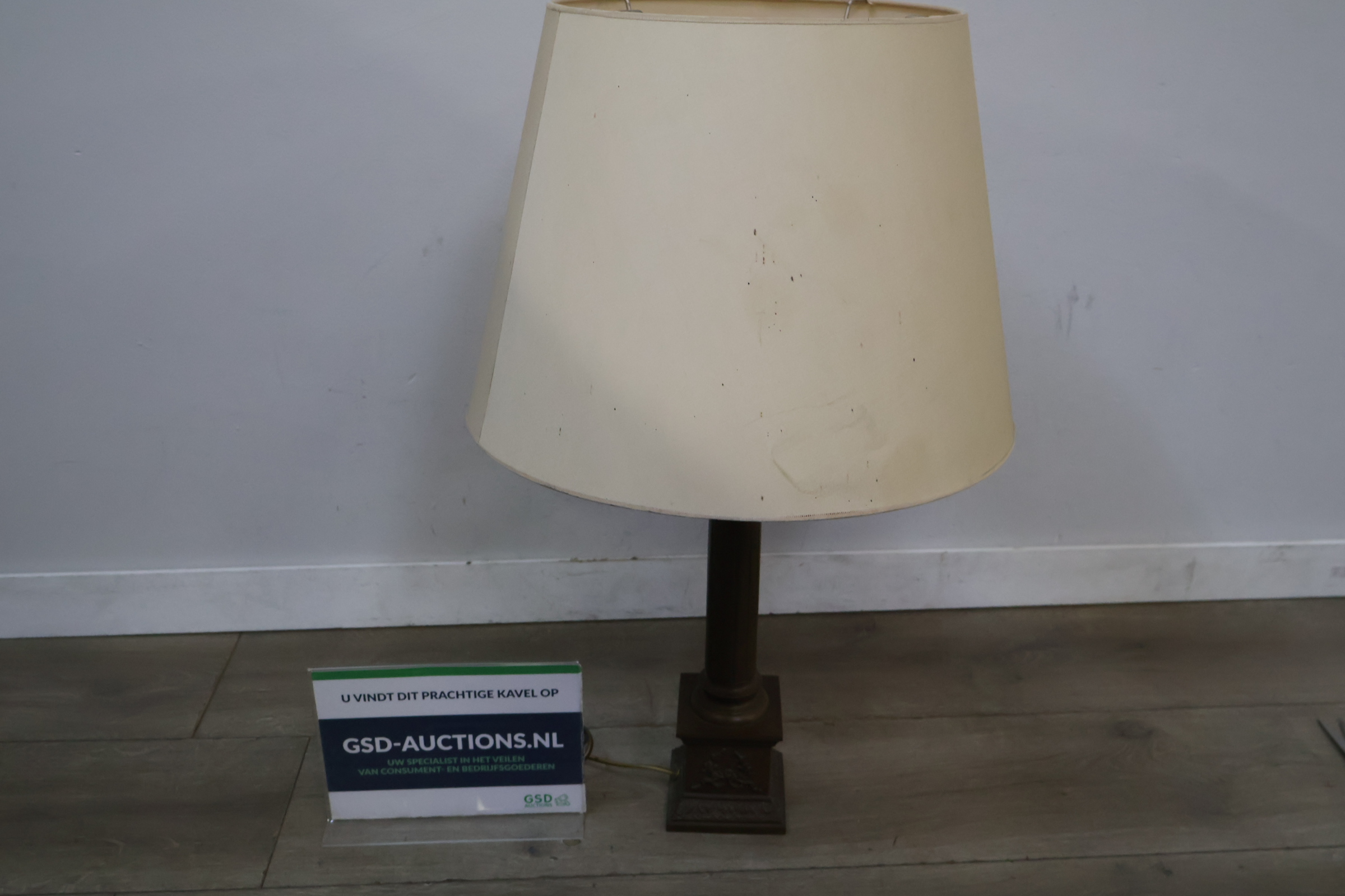 Brocante Tafellamp met beige lampenkap – foto 2 – kavel bij GSD Auctions, Zoeterwoude