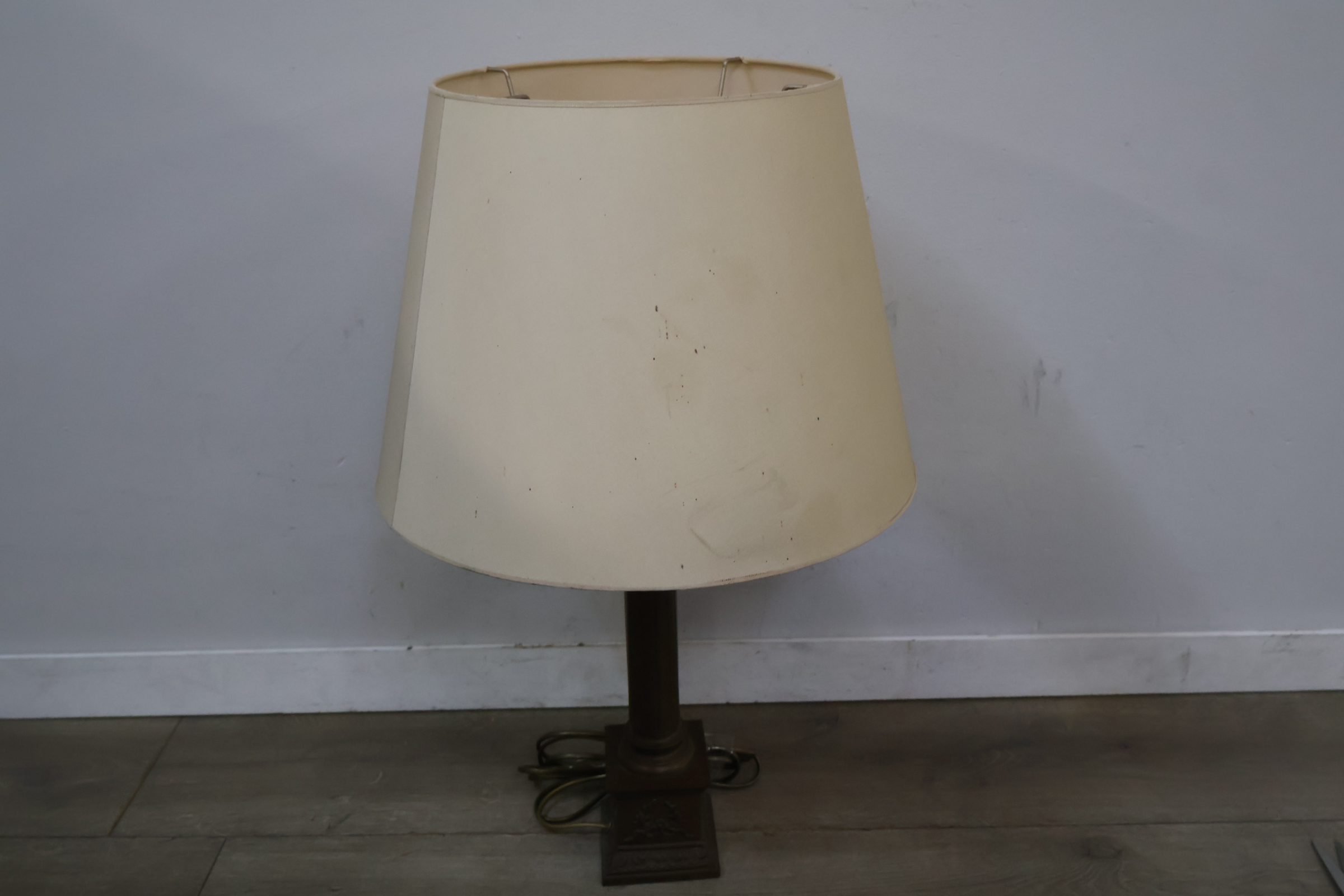 Brocante Tafellamp met beige lampenkap – foto 3 – kavel bij GSD Auctions, Zoeterwoude