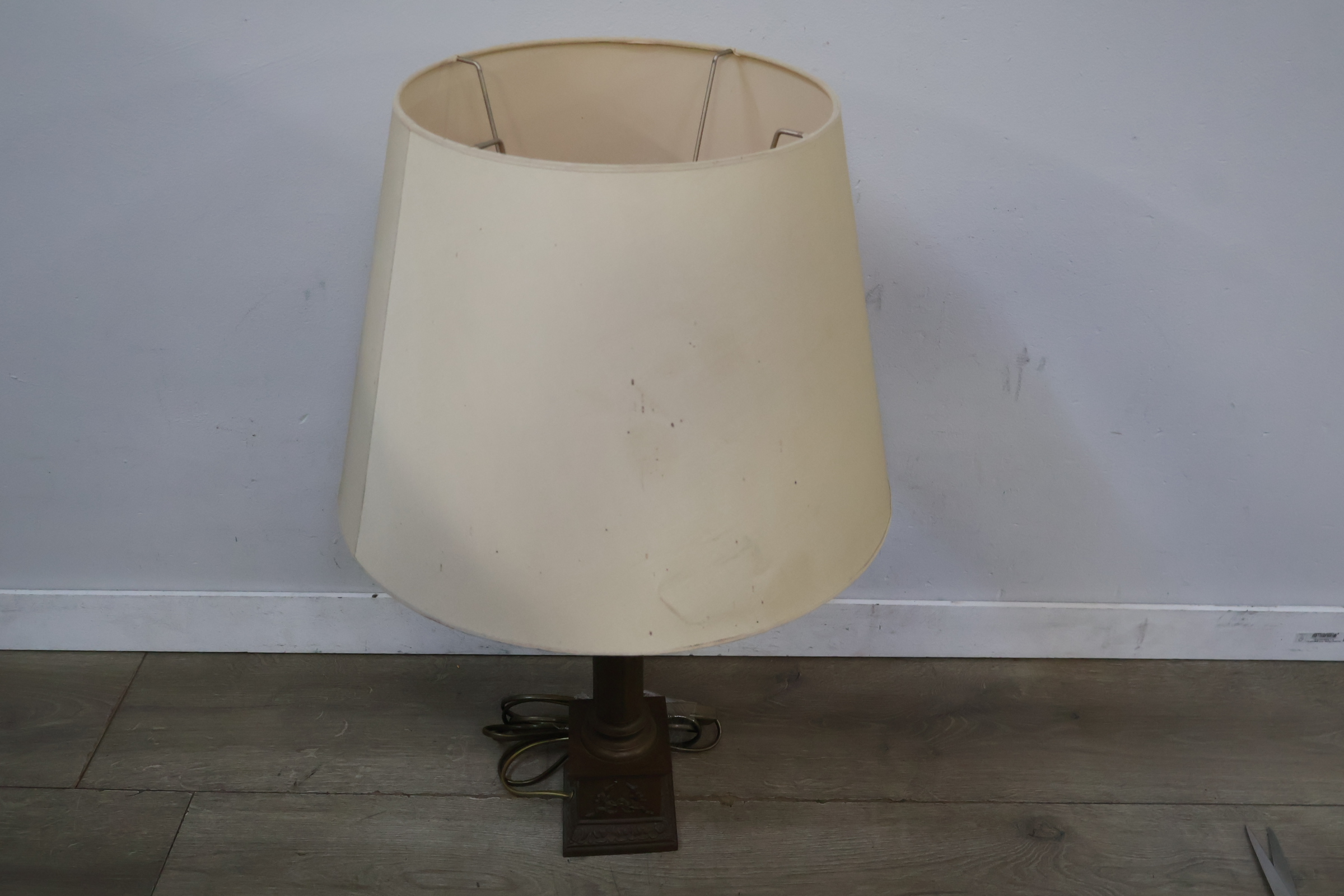 Brocante Tafellamp met beige lampenkap – foto 4 – kavel bij GSD Auctions, Zoeterwoude