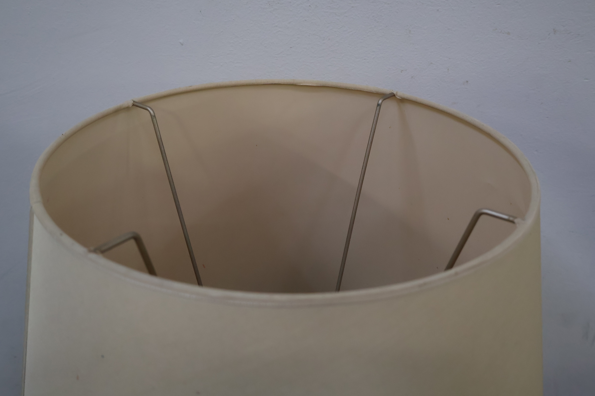 Brocante Tafellamp met beige lampenkap – foto 5 – kavel bij GSD Auctions, Zoeterwoude