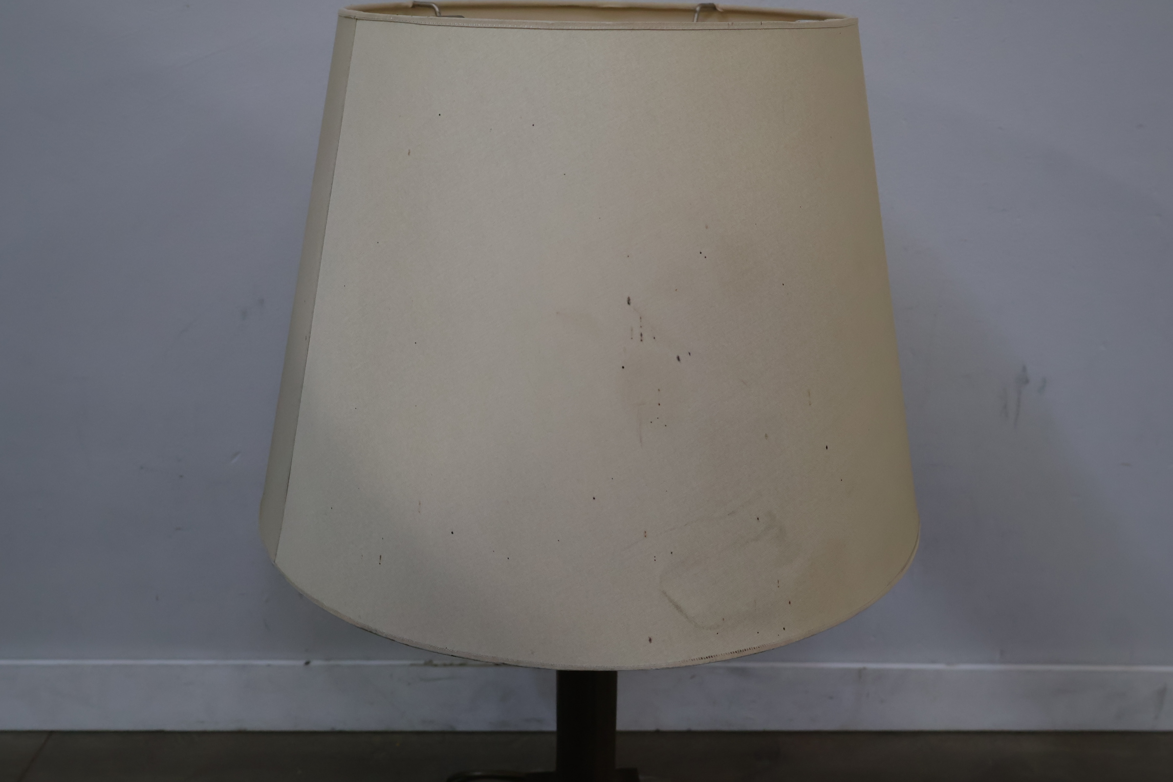 Brocante Tafellamp met beige lampenkap – foto 6 – kavel bij GSD Auctions, Zoeterwoude