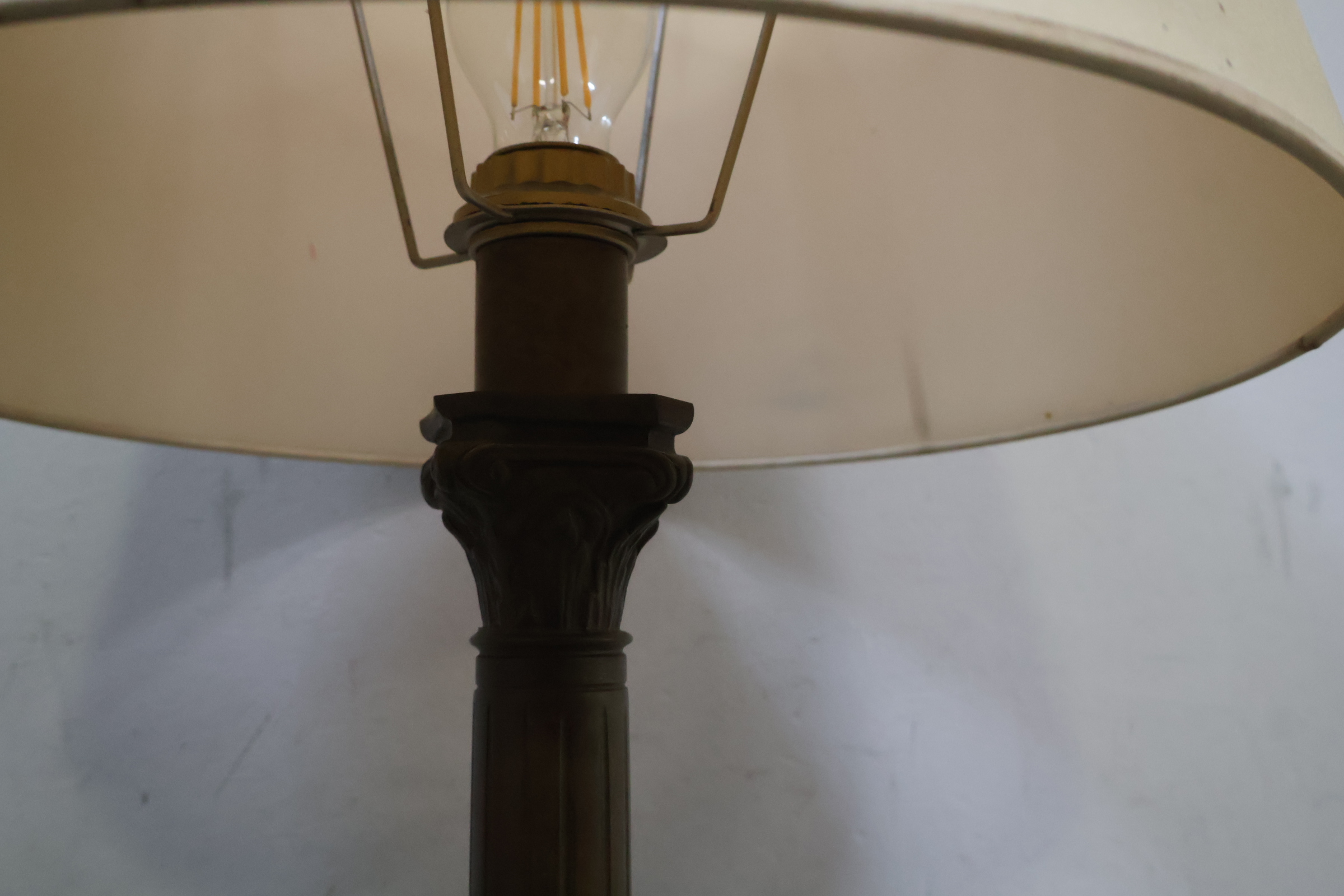 Brocante Tafellamp met beige lampenkap – foto 7 – kavel bij GSD Auctions, Zoeterwoude