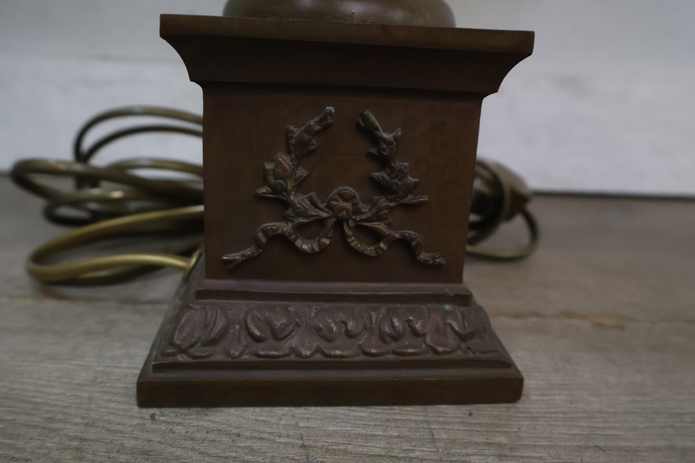 Brocante Tafellamp met beige lampenkap – foto 8 – kavel bij GSD Auctions, Zoeterwoude