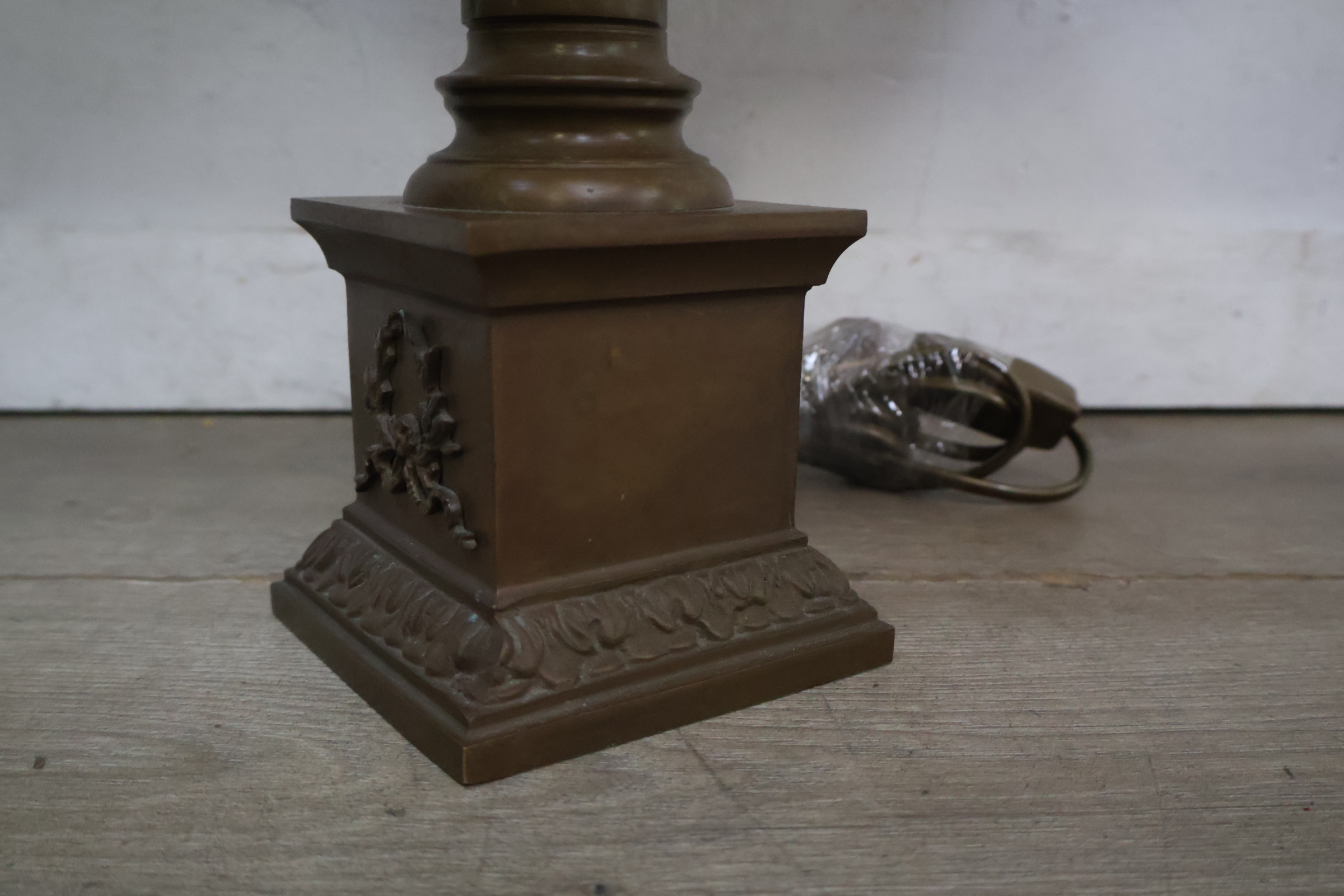 Brocante Tafellamp met beige lampenkap – foto 9 – kavel bij GSD Auctions, Zoeterwoude