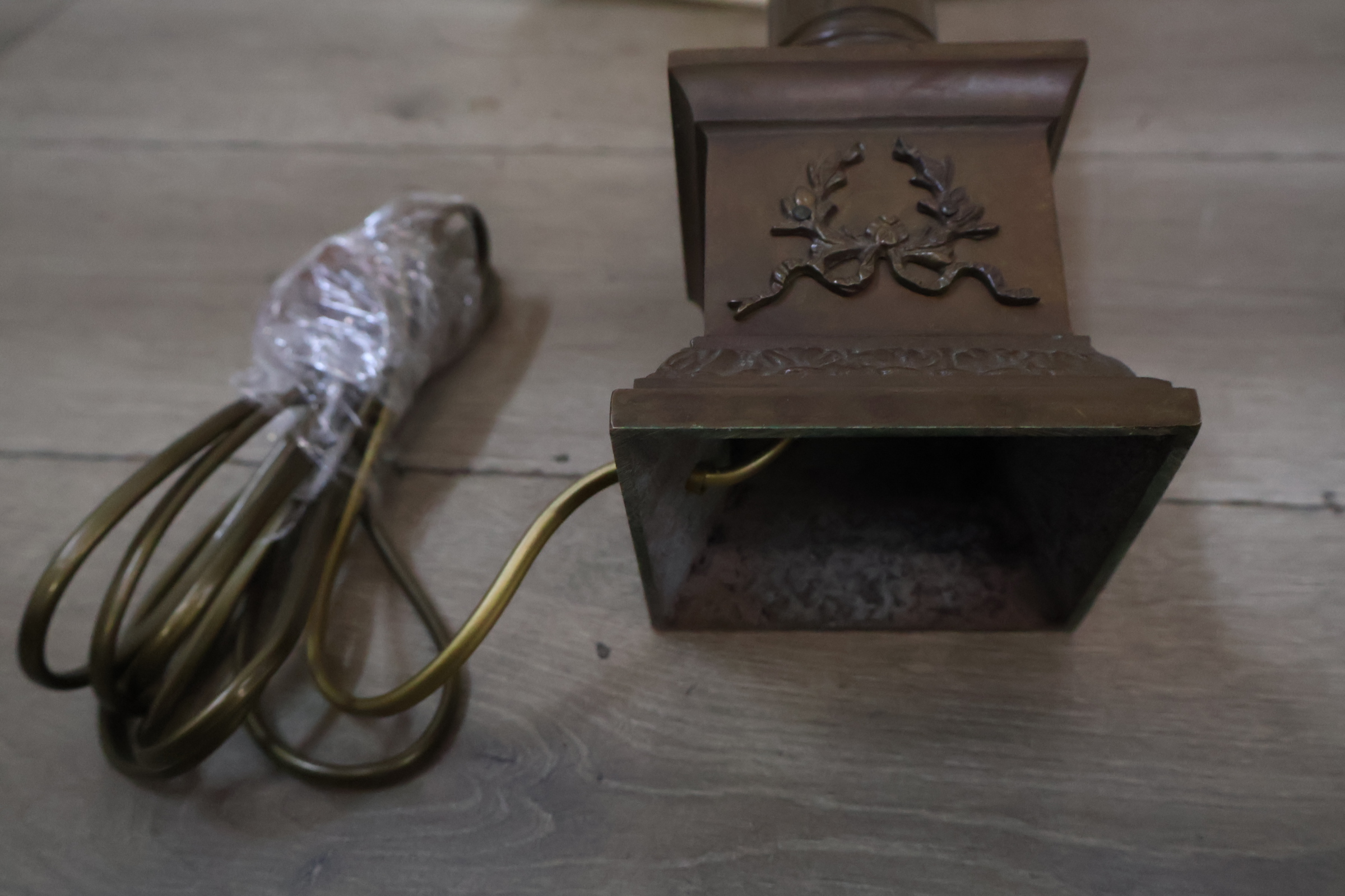 Brocante Tafellamp met beige lampenkap – foto 10 – kavel bij GSD Auctions, Zoeterwoude