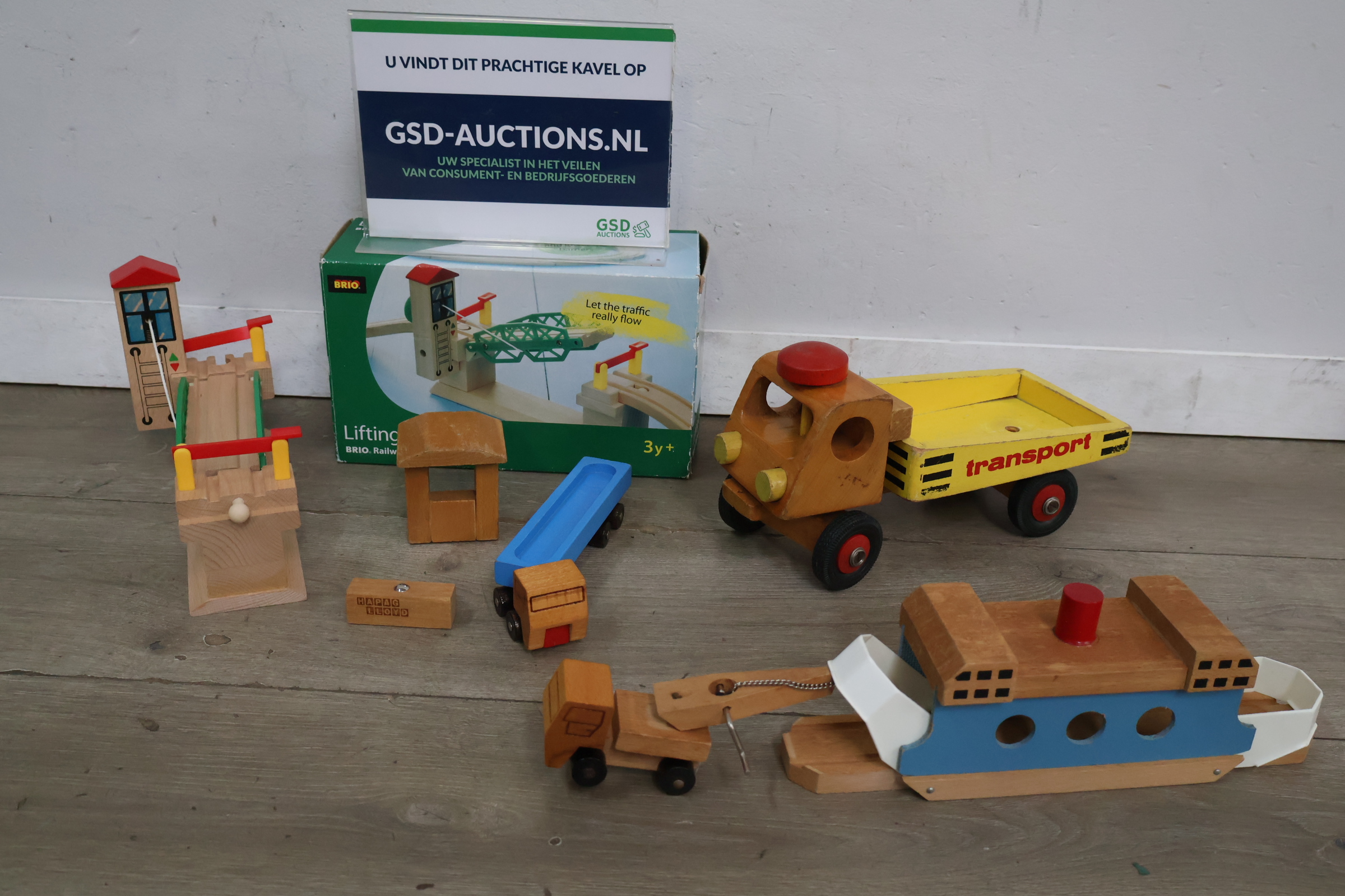 Houten speelgoedvoertuigen en Brio houten liftbrug – foto 2 – kavel bij GSD Auctions, Zoeterwoude