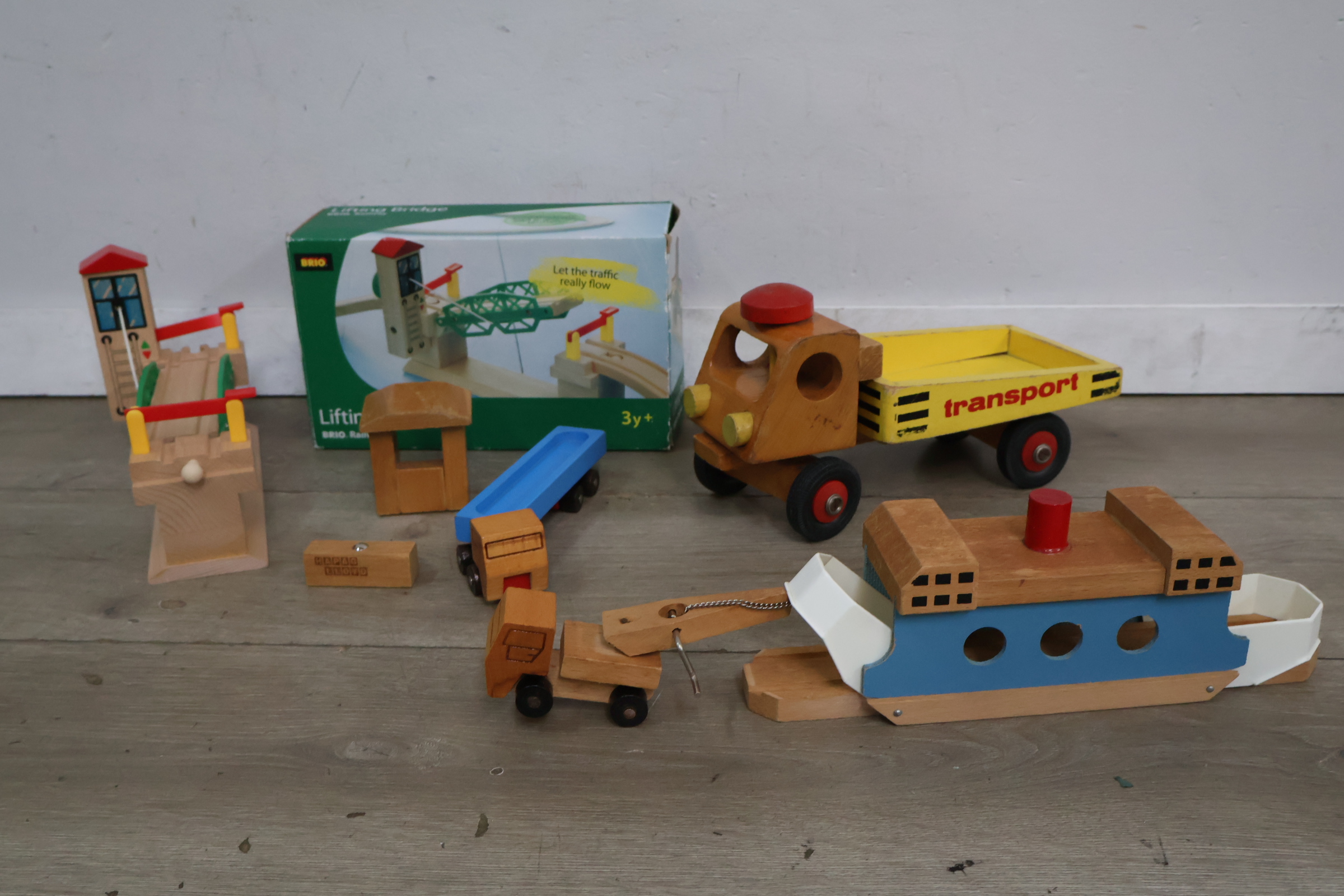 Houten speelgoedvoertuigen en Brio houten liftbrug – foto 3 – kavel bij GSD Auctions, Zoeterwoude