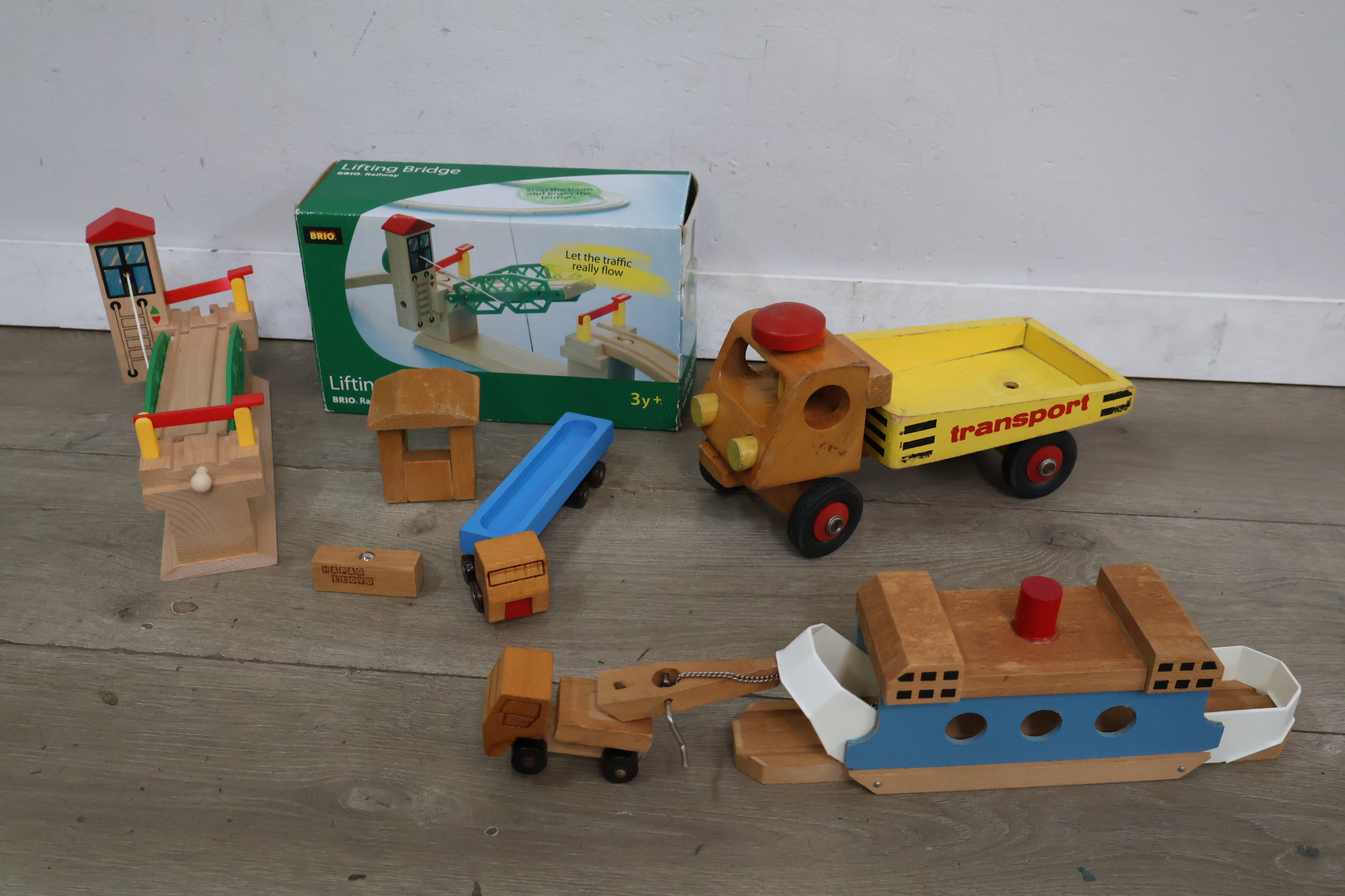 Houten speelgoedvoertuigen en Brio houten liftbrug – foto 4 – kavel bij GSD Auctions, Zoeterwoude