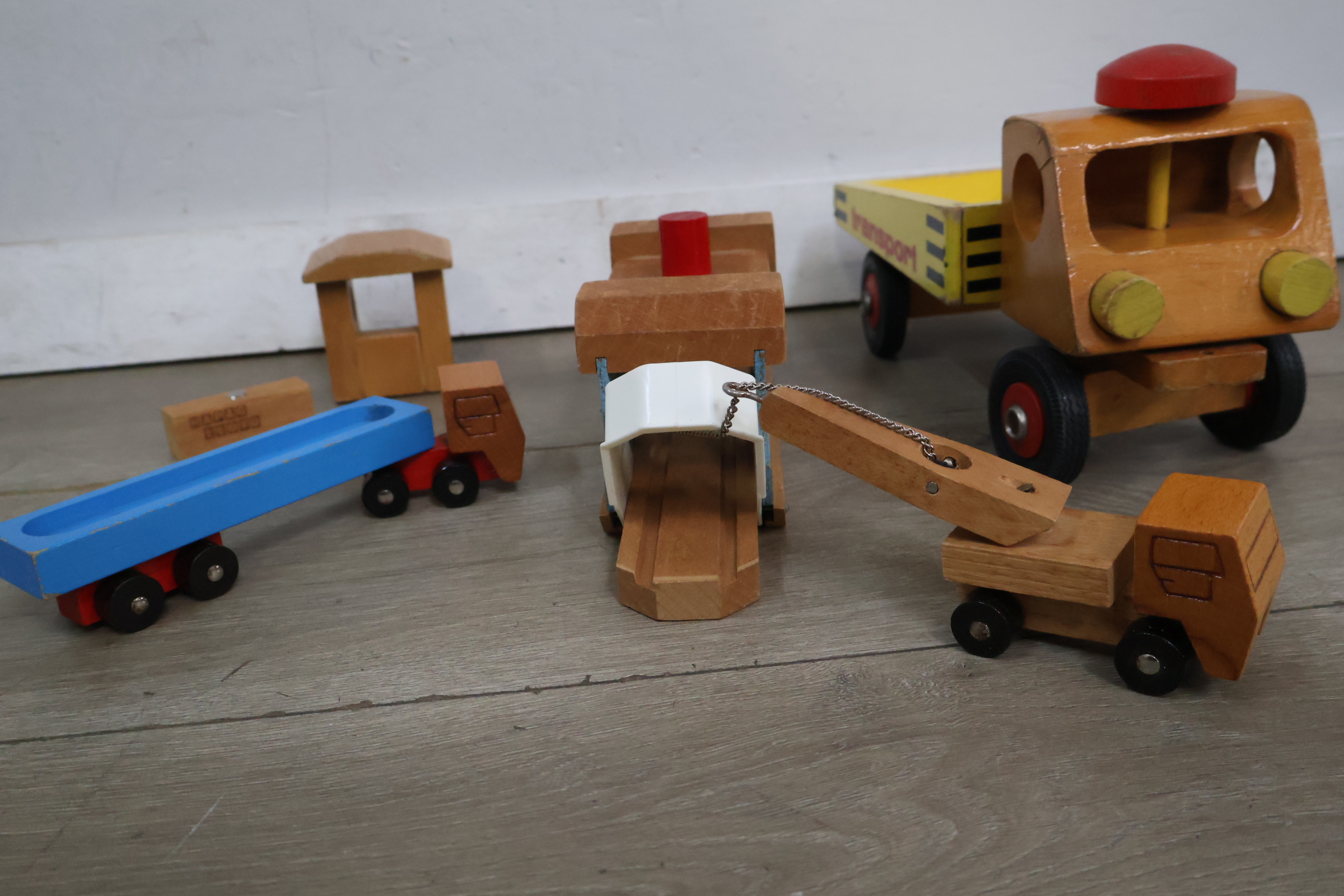 Houten speelgoedvoertuigen en Brio houten liftbrug – foto 6 – kavel bij GSD Auctions, Zoeterwoude