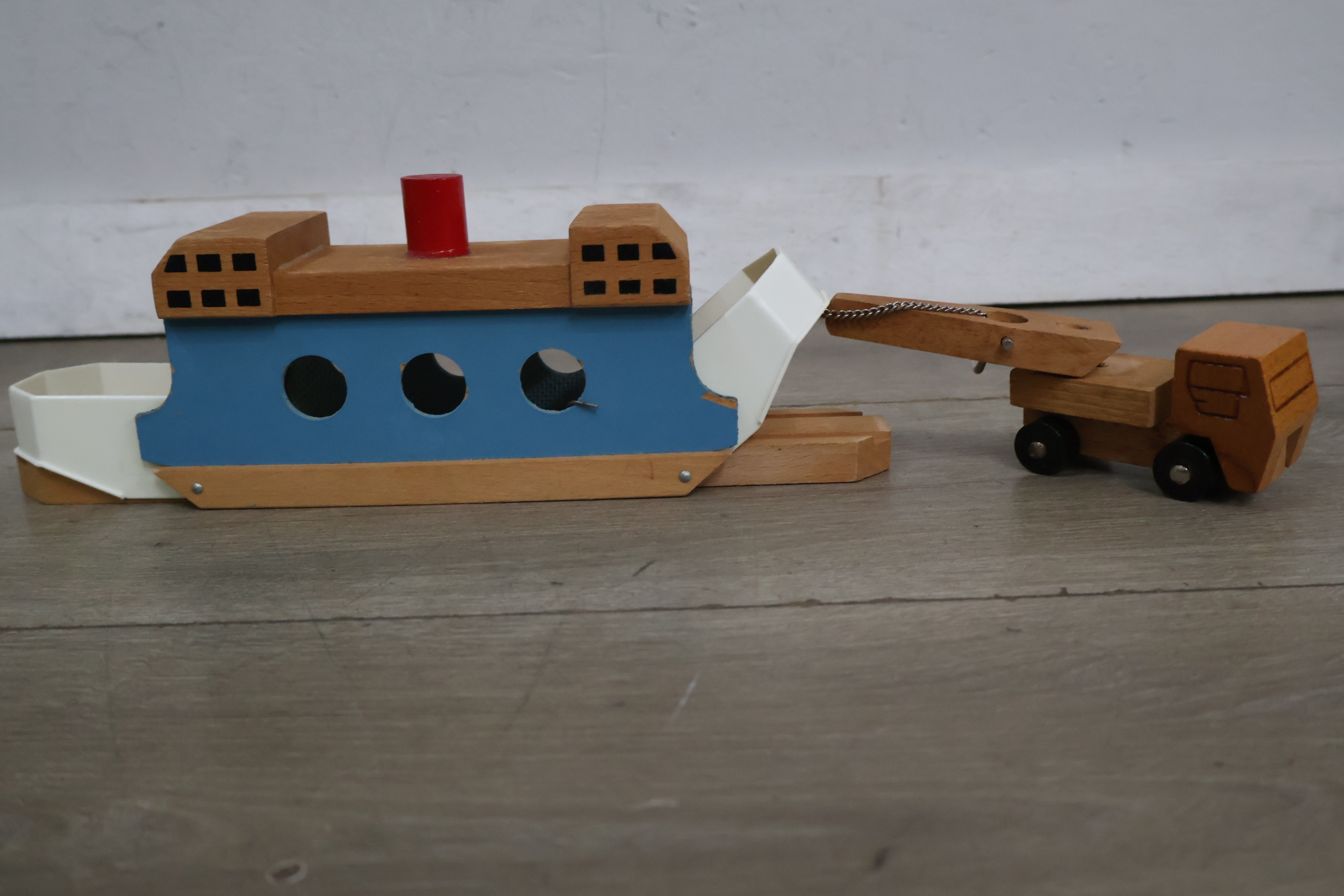 Houten speelgoedvoertuigen en Brio houten liftbrug – foto 7 – kavel bij GSD Auctions, Zoeterwoude