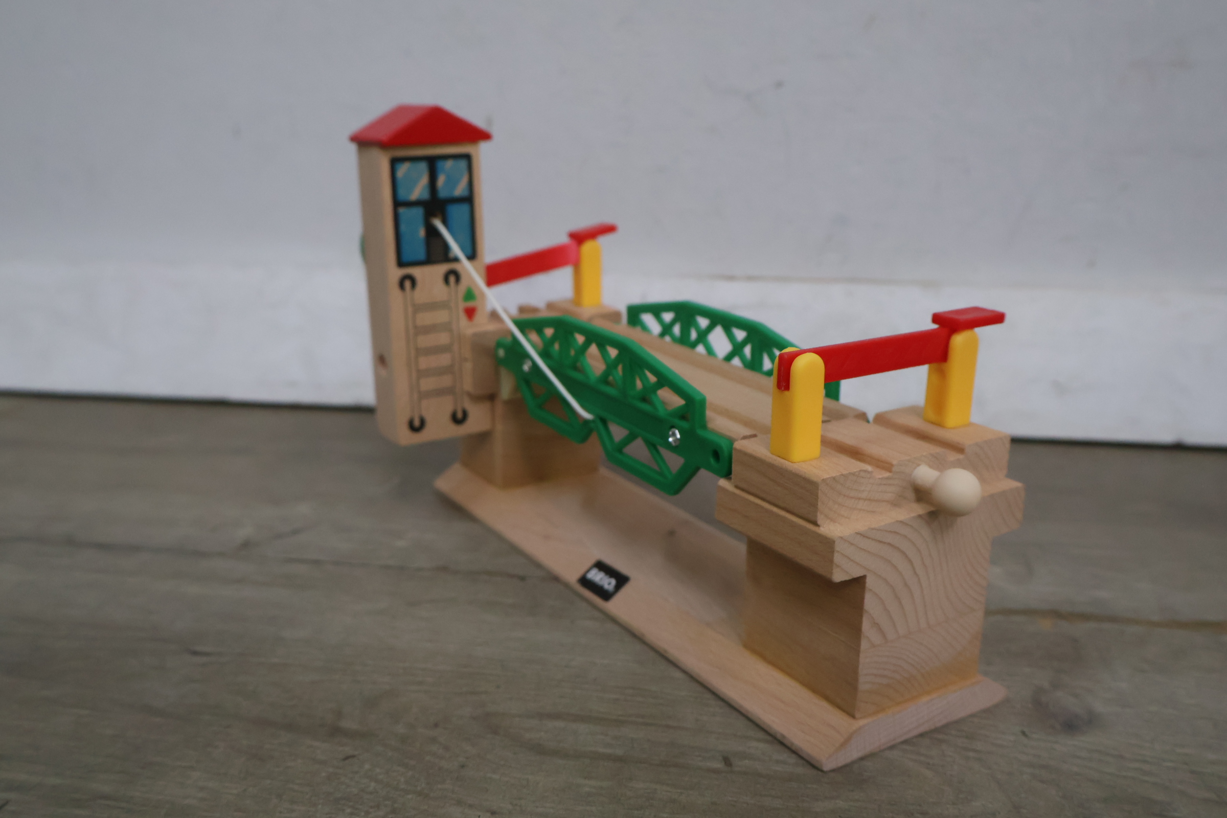 Houten speelgoedvoertuigen en Brio houten liftbrug – foto 8 – kavel bij GSD Auctions, Zoeterwoude
