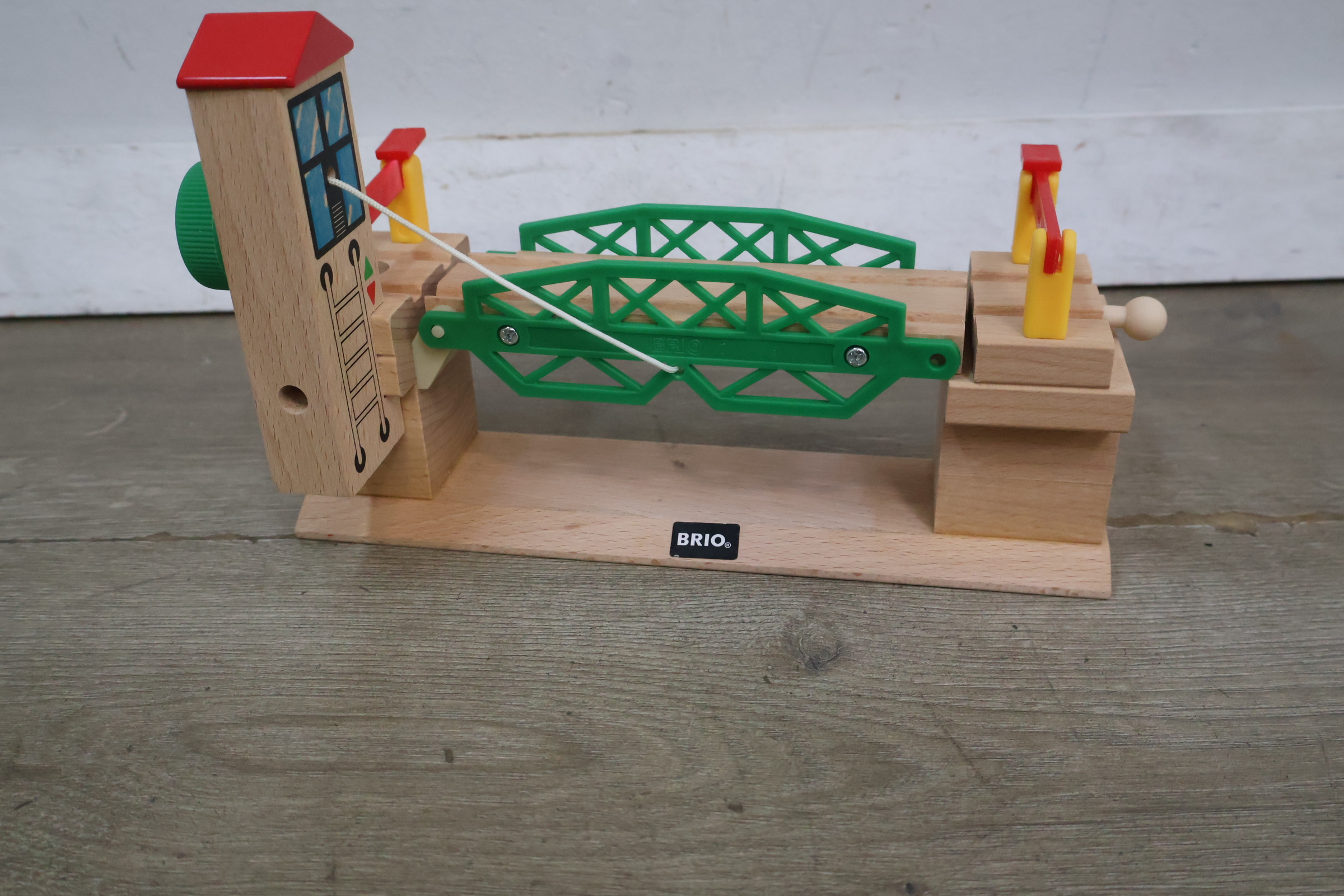 Houten speelgoedvoertuigen en Brio houten liftbrug – foto 9 – kavel bij GSD Auctions, Zoeterwoude