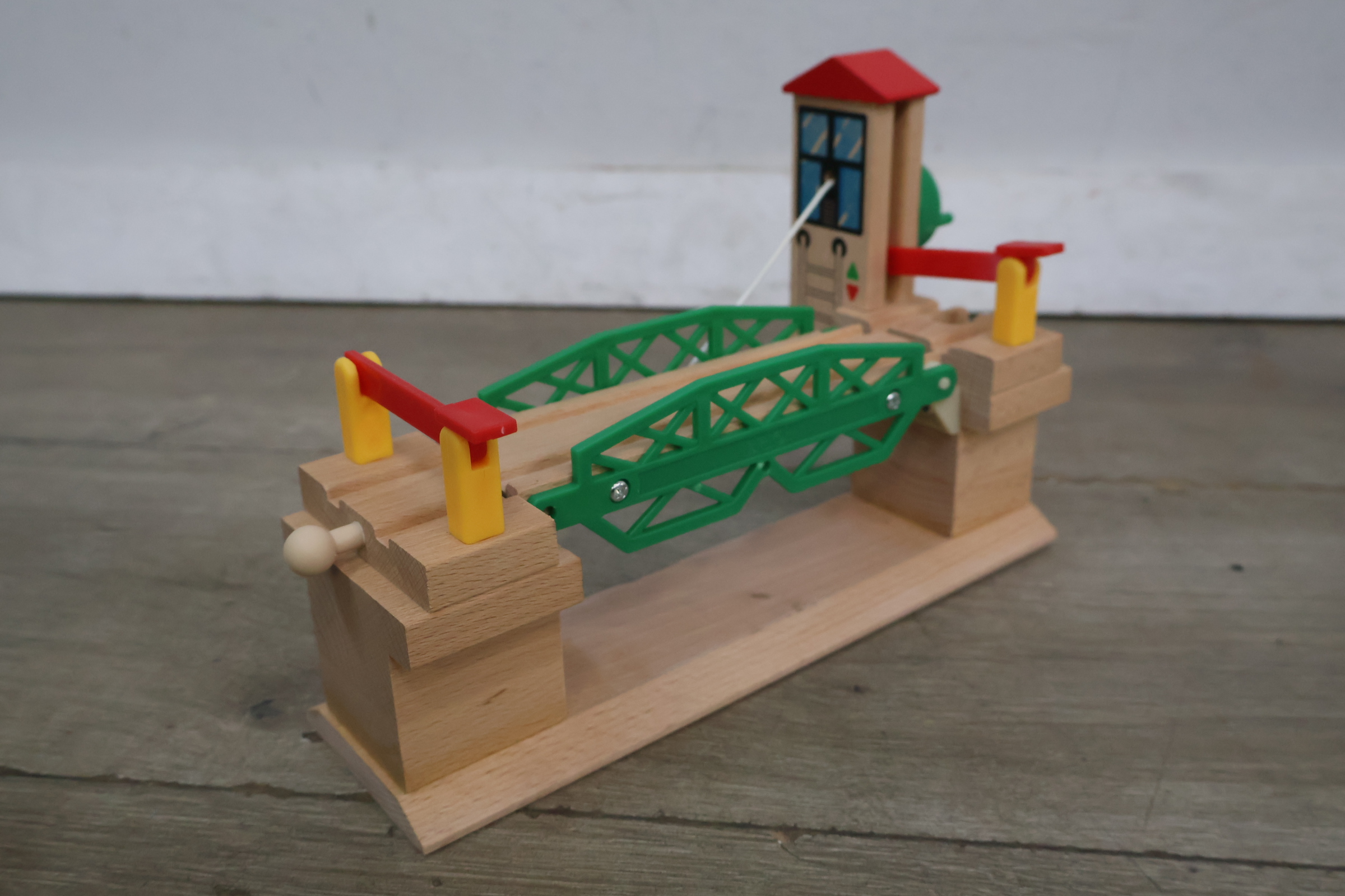Houten speelgoedvoertuigen en Brio houten liftbrug – foto 10 – kavel bij GSD Auctions, Zoeterwoude