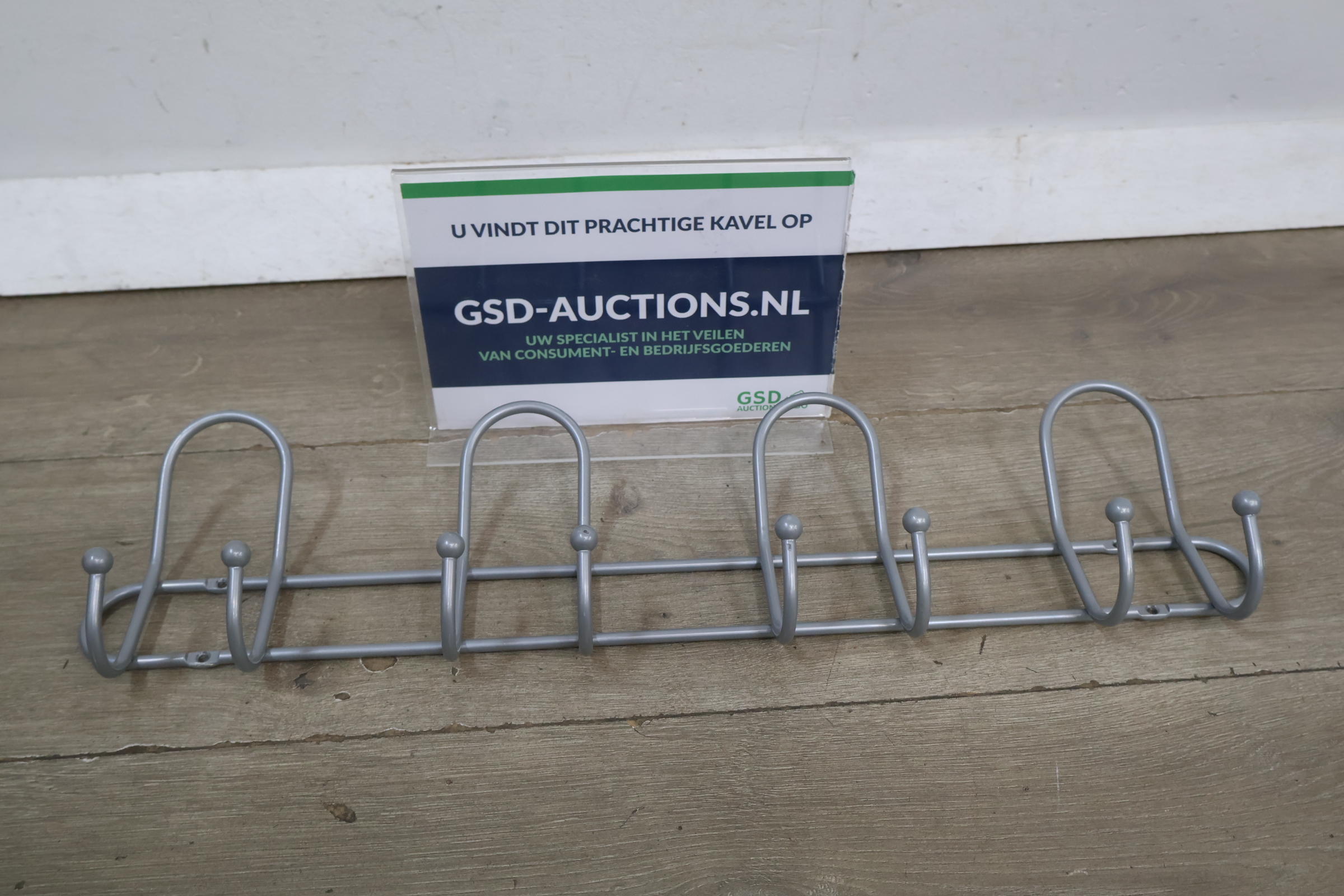 Grijze metalen kapstok met acht haken – foto 2 – kavel bij GSD Auctions, Zoeterwoude