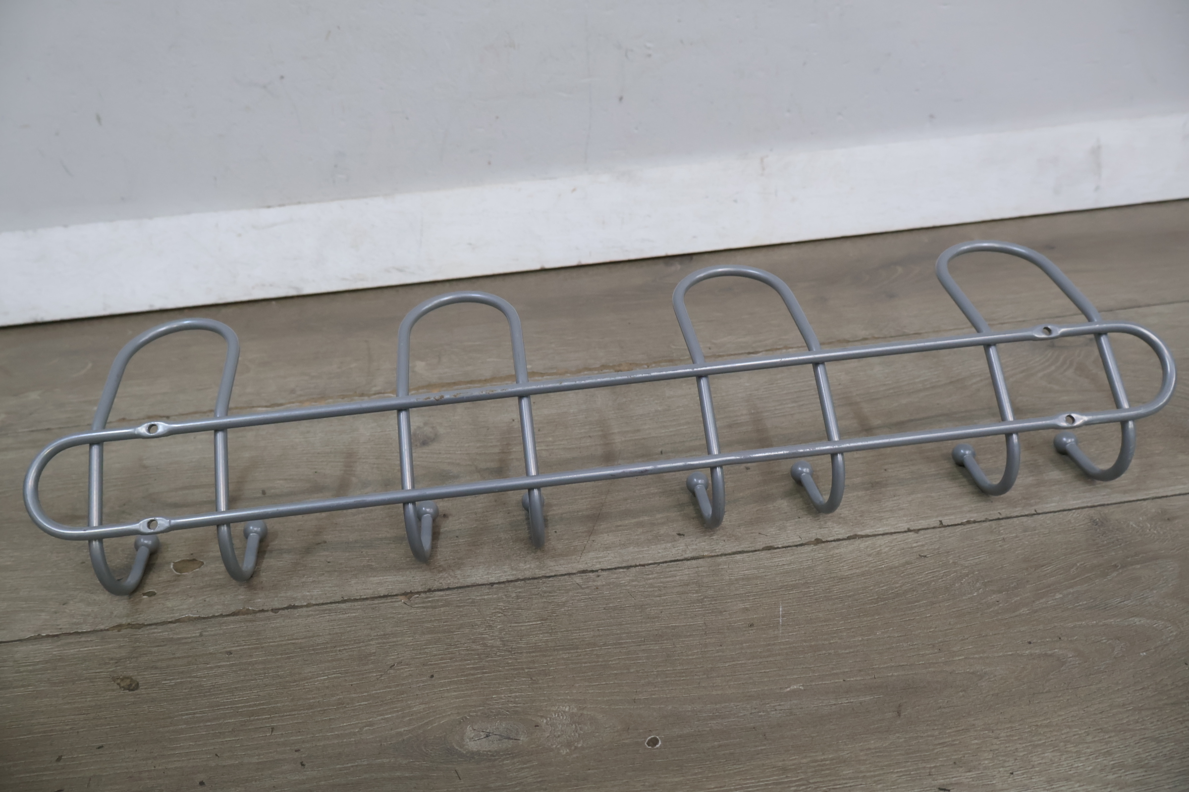 Grijze metalen kapstok met acht haken – foto 10 – kavel bij GSD Auctions, Zoeterwoude