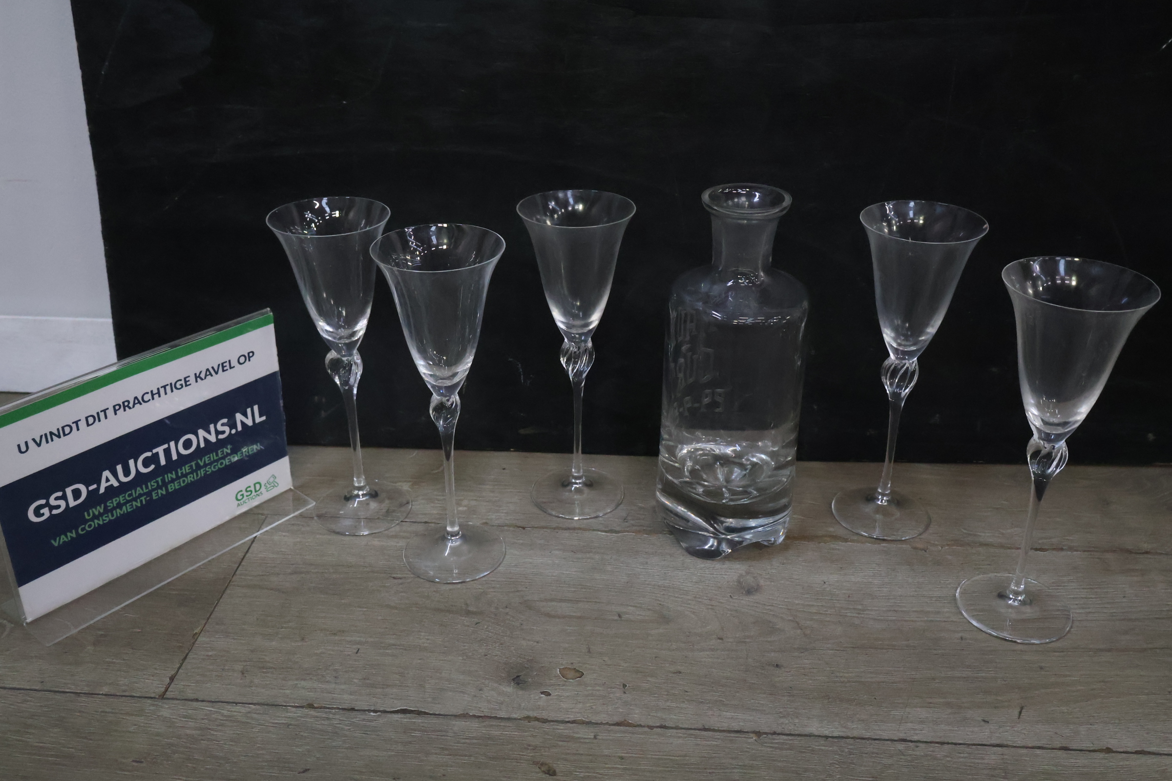 Glazen karaf met 5 bijpassende glazen – foto 2 – kavel bij GSD Auctions, Zoeterwoude