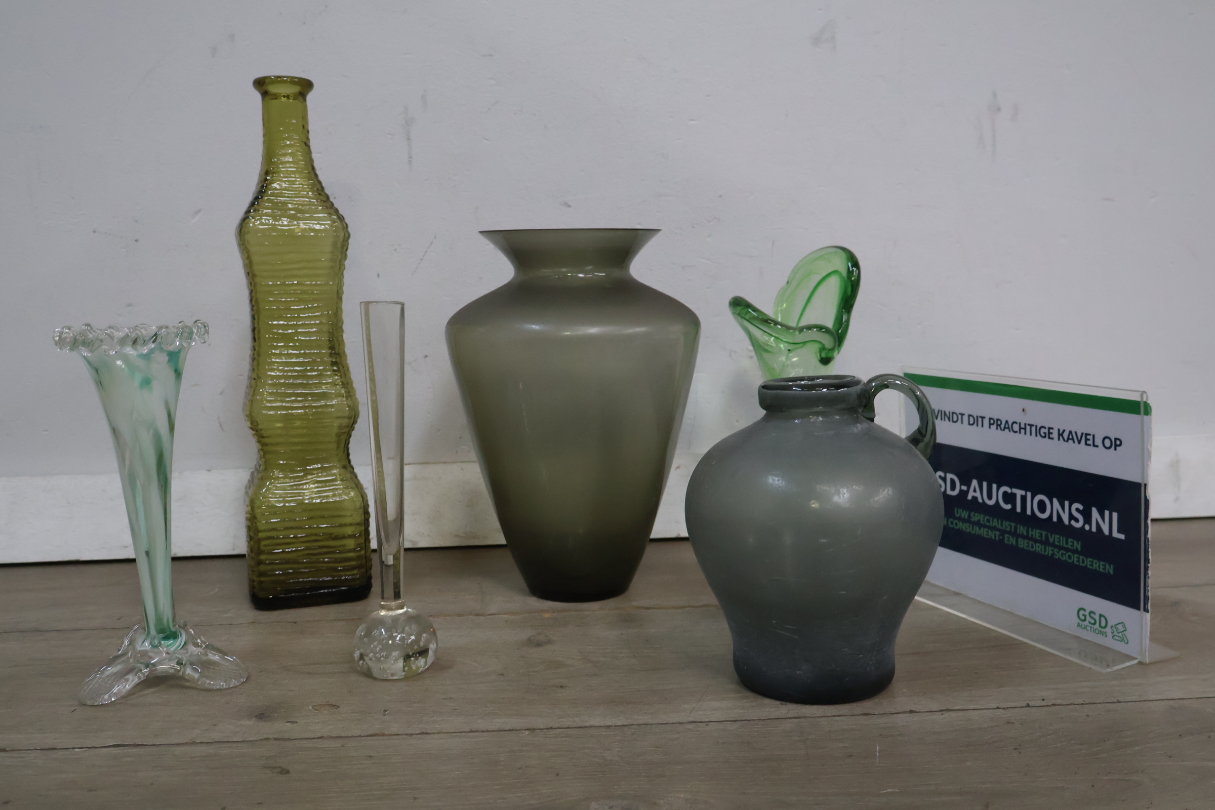 Set van 6 verschillende glazen vazen – foto 2 – kavel bij GSD Auctions, Zoeterwoude
