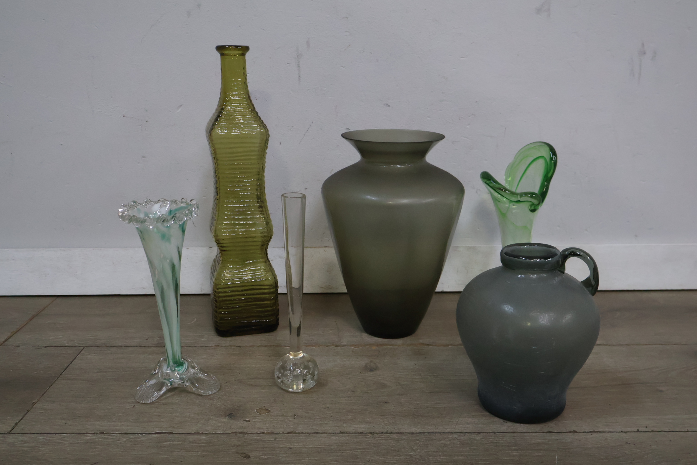 Set van 6 verschillende glazen vazen – foto 3 – kavel bij GSD Auctions, Zoeterwoude