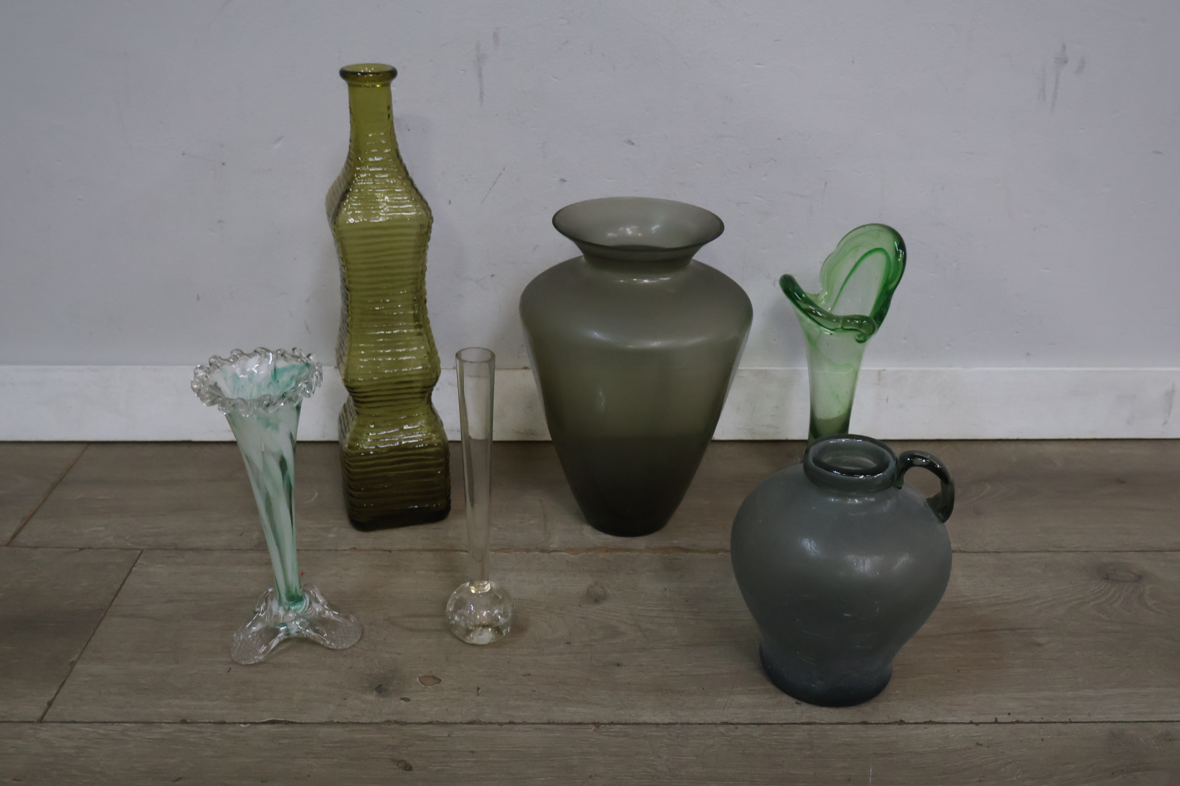 Set van 6 verschillende glazen vazen – foto 4 – kavel bij GSD Auctions, Zoeterwoude
