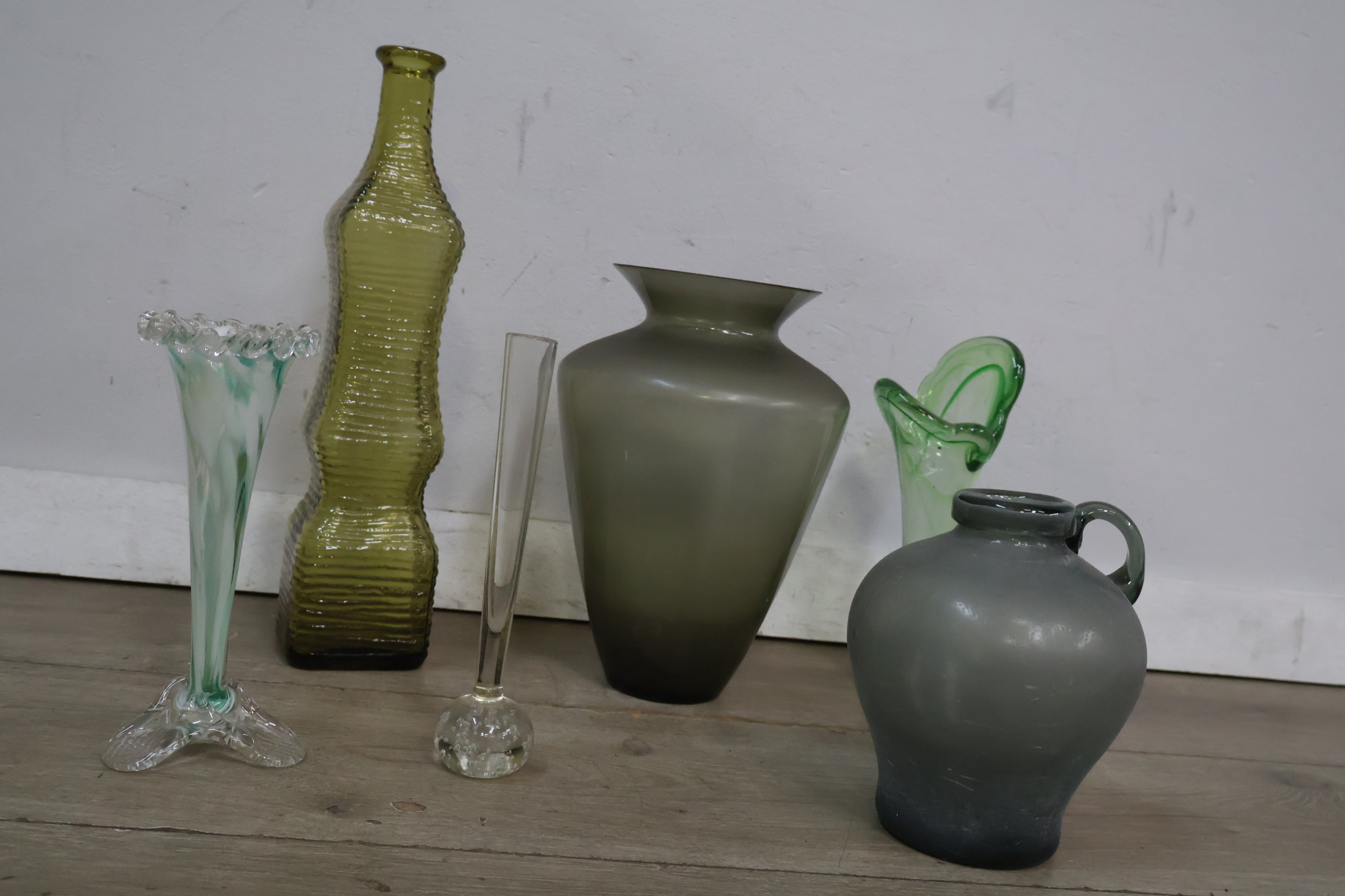 Set van 6 verschillende glazen vazen – foto 5 – kavel bij GSD Auctions, Zoeterwoude